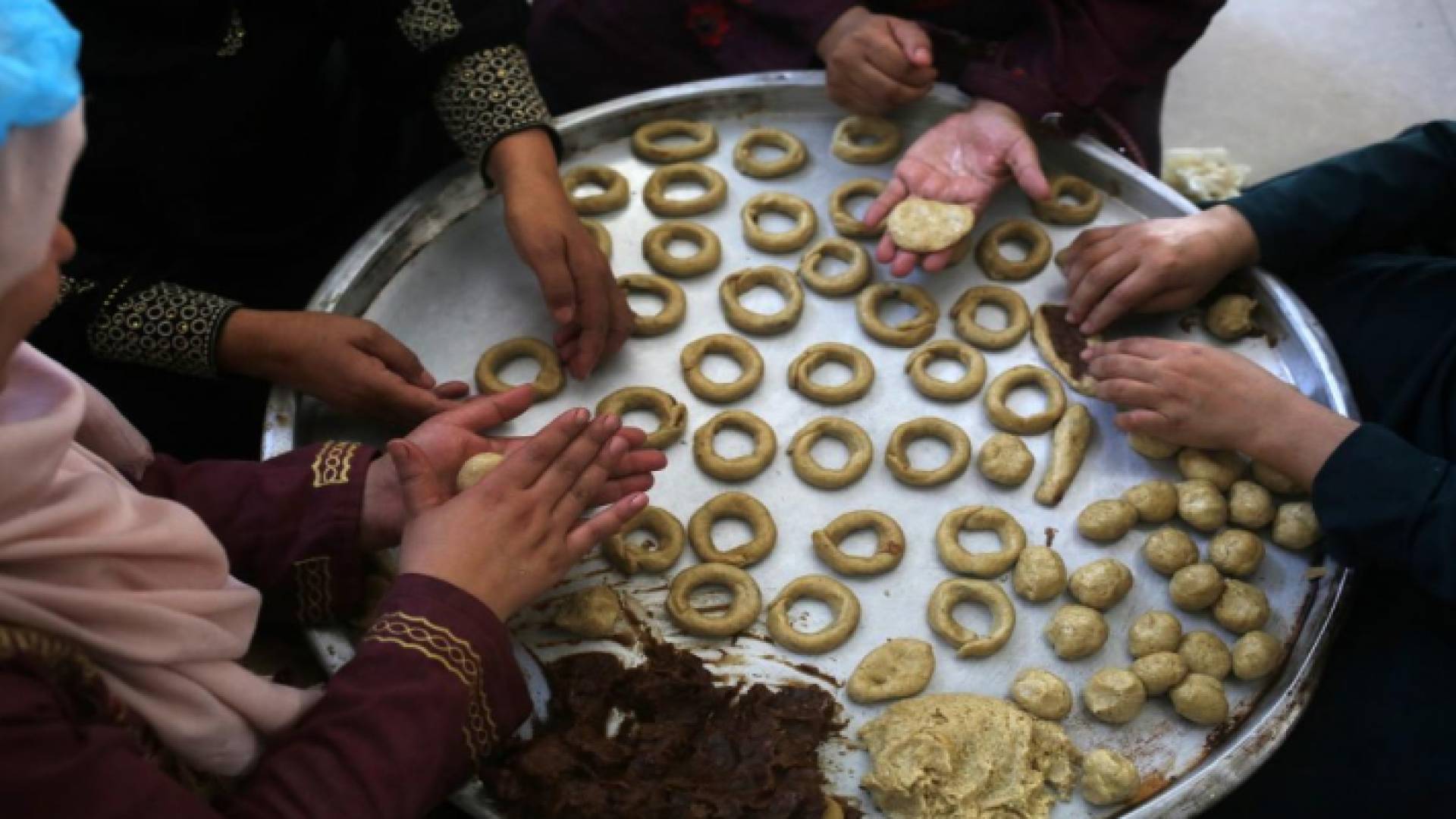 نساء يصنعن كعك العيد