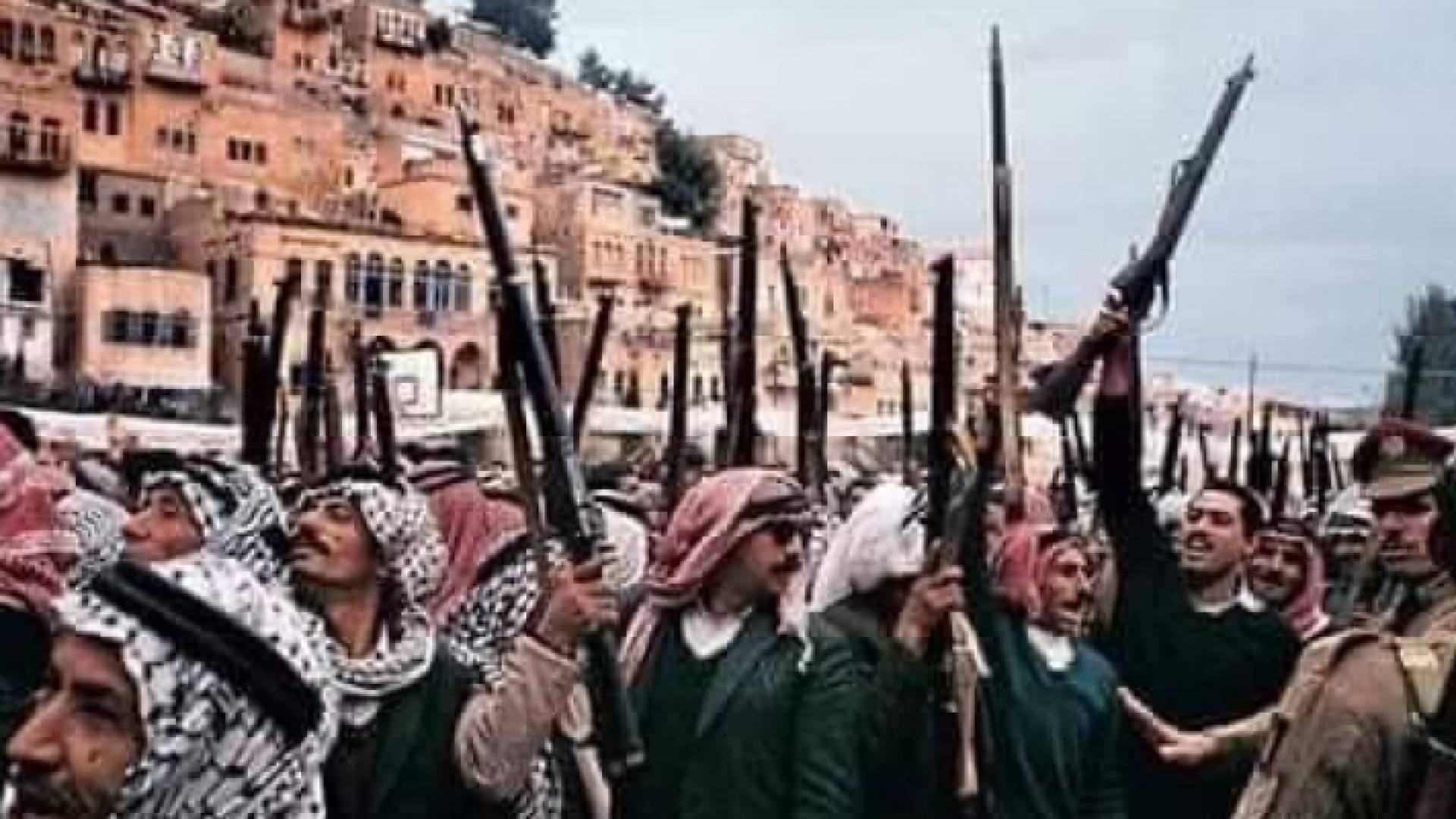 صورة أرشيفية للمقاومة الشعبية في ساحة مدرسة عقبة ابن نافع وسط مدينة السلط