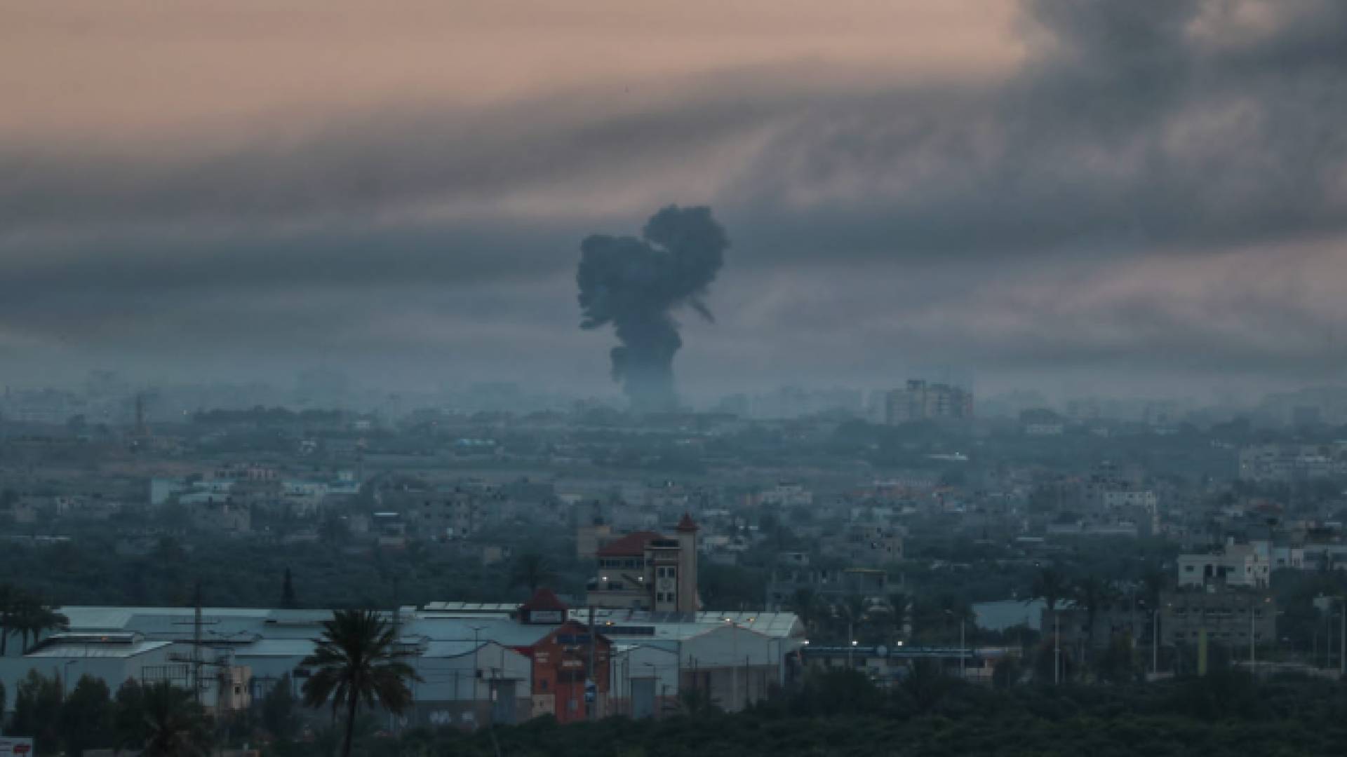 لحظة استهداف المقار الأمنية في مدينة غزة