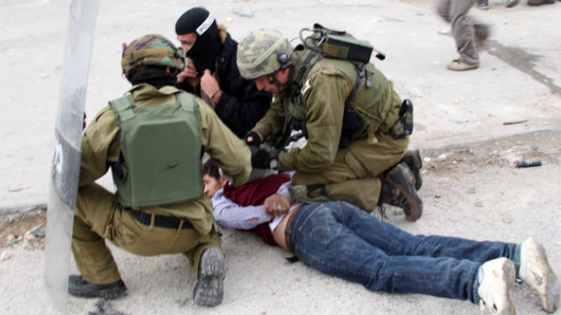 صورة أرشيفية لاعتقال قوات الاحتلال الإسرائيلي فلسطينيا