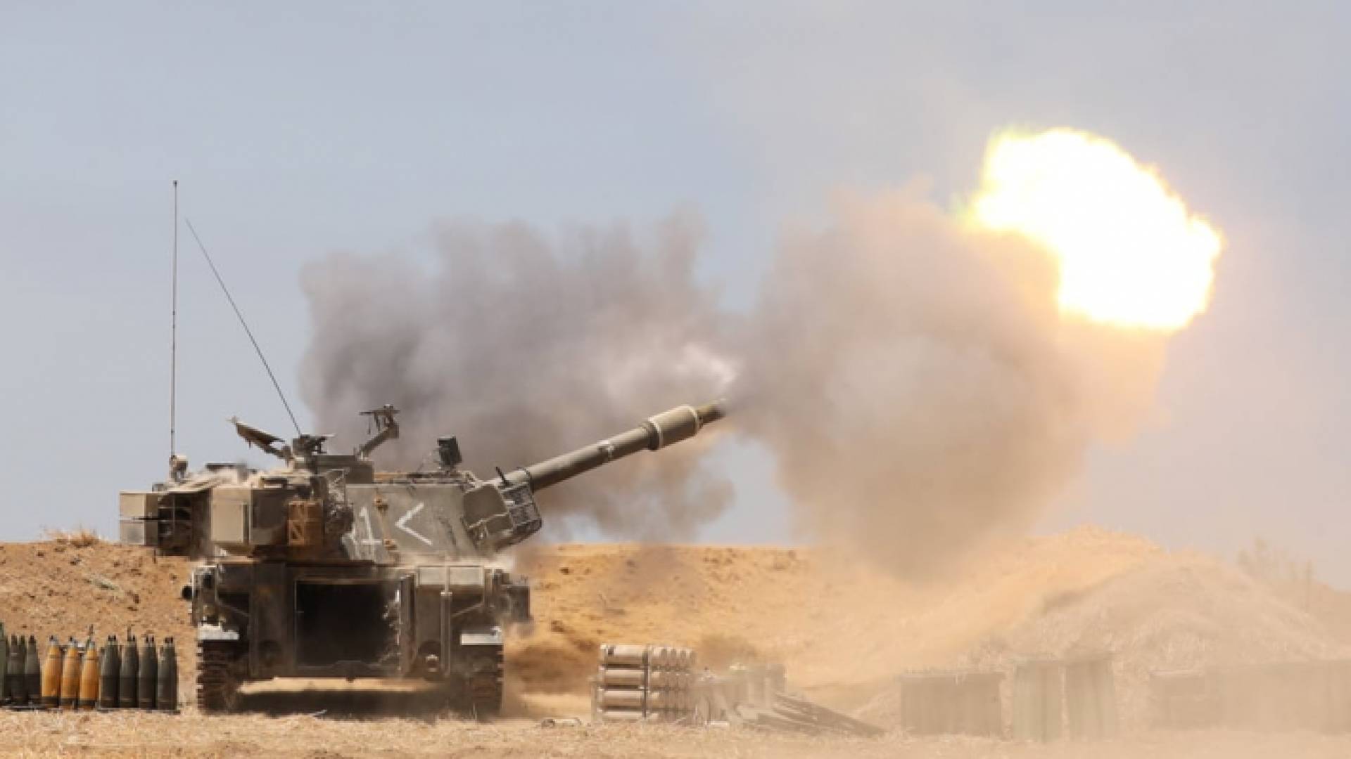 جانب من قصف الاحتلال المدفعي لقطاع غزة