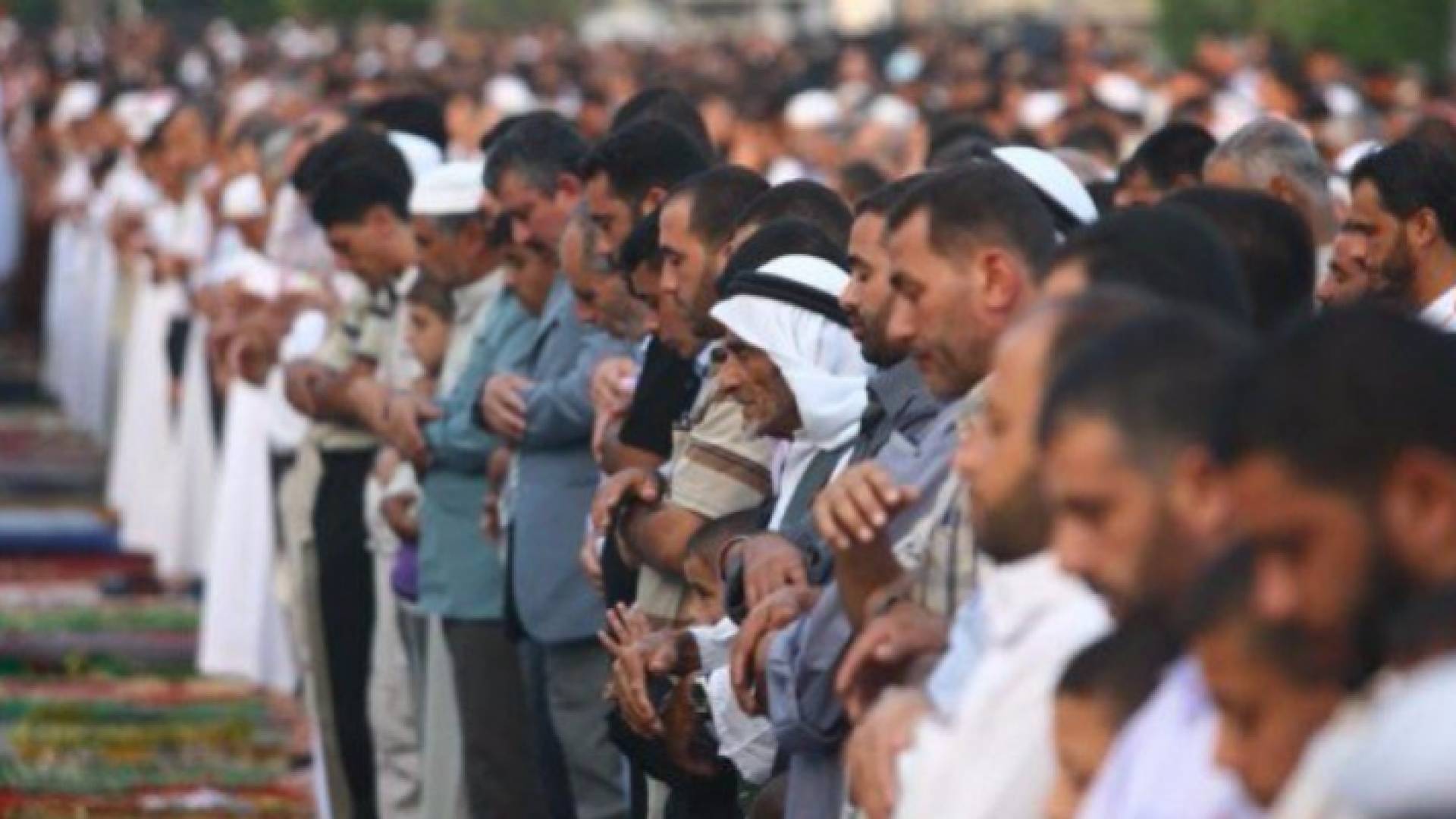 صورة أرشيفية للمصلين