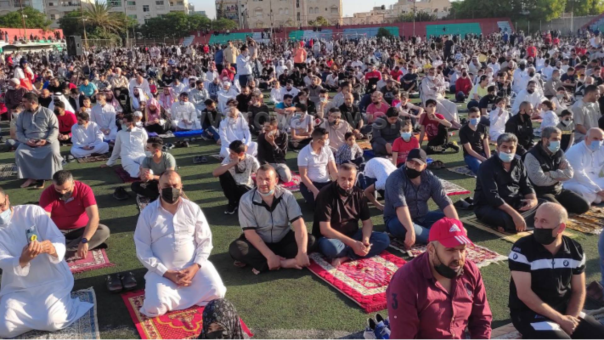 الأردنيون يؤدون صلاة عيد الفطر وقلوبهم تدعو الله أن يحمي فلسطين