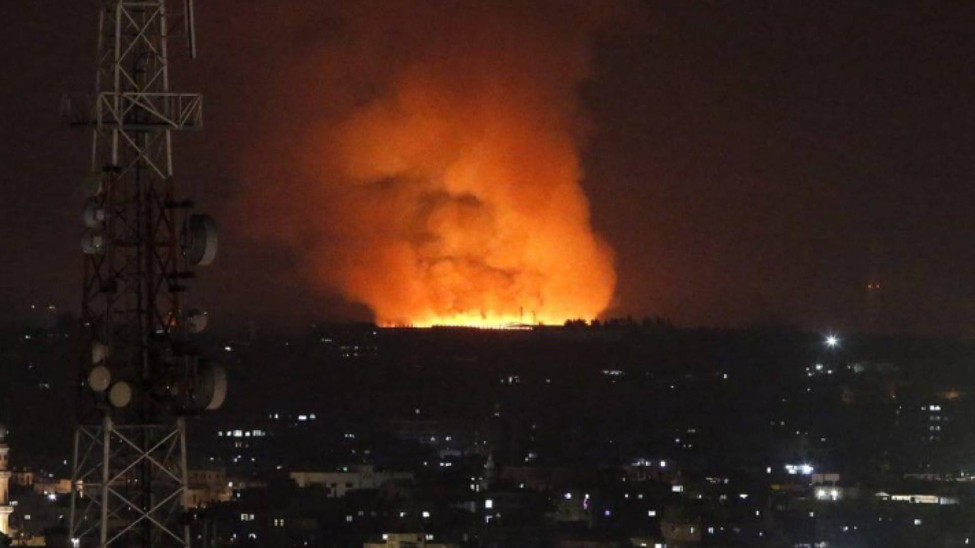 من الغارات التي شنتها طائرات الاحتلال الاسرائيلي على قطاع غزة