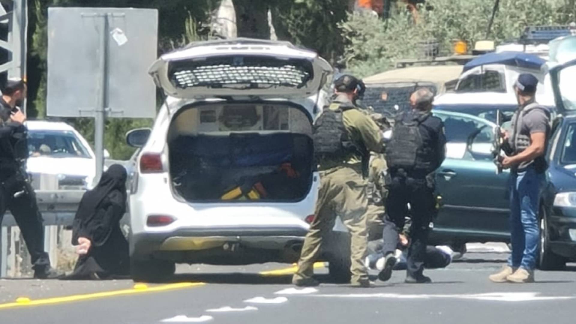 الاحتلال الإسرائيلي يطلق النار على فلسطيني بحجة تنفيذه عملية طعن قرب رام الله