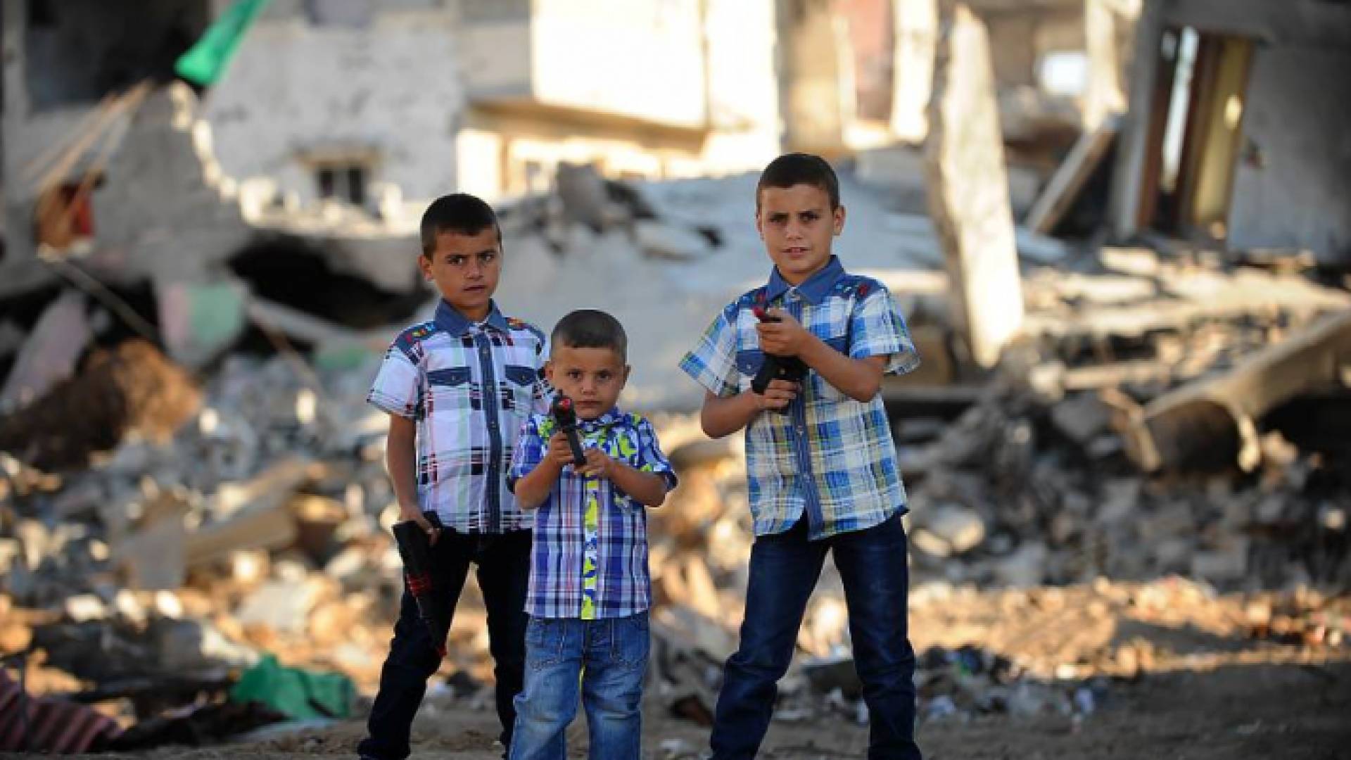 أطفال في غزة يلعبون بأسلحة بلاستيكية احتفالا بعيد الفطر السعيد