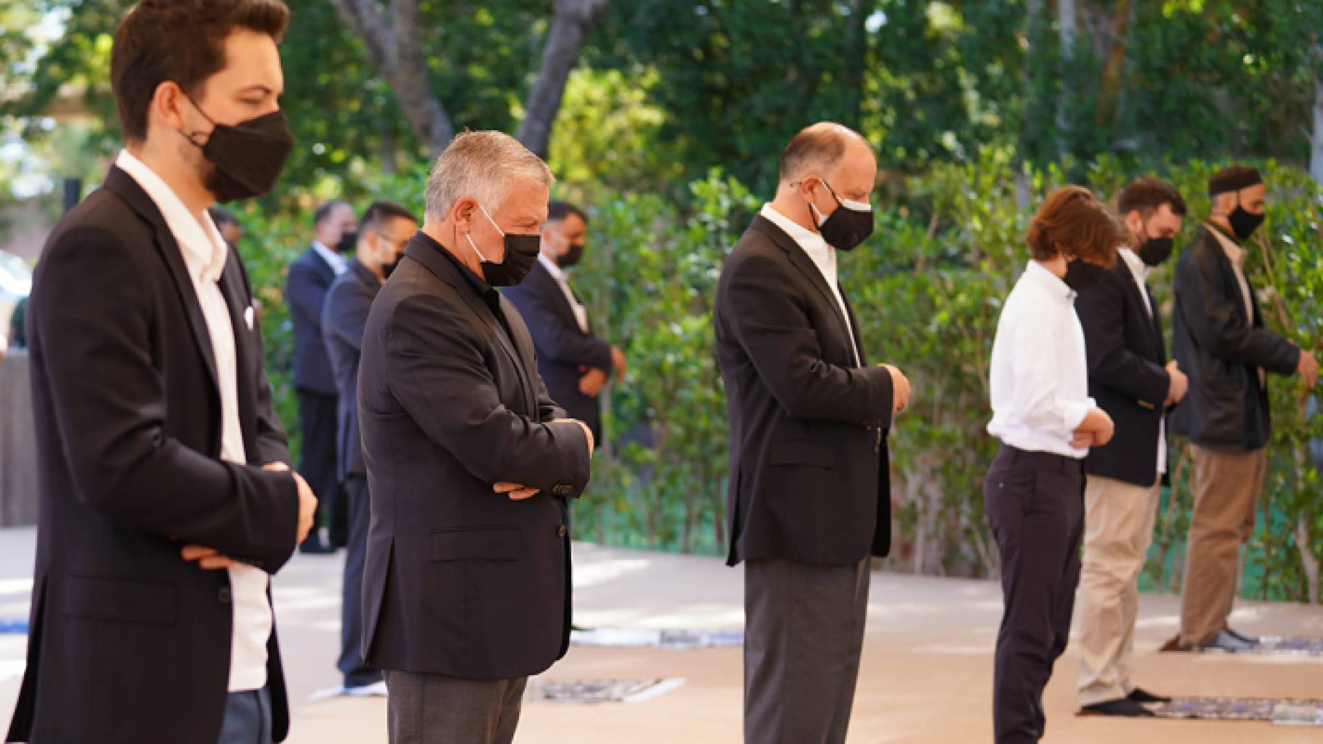 الملك وولي العهد يؤديان صلاة عيد الفطر في العقبة