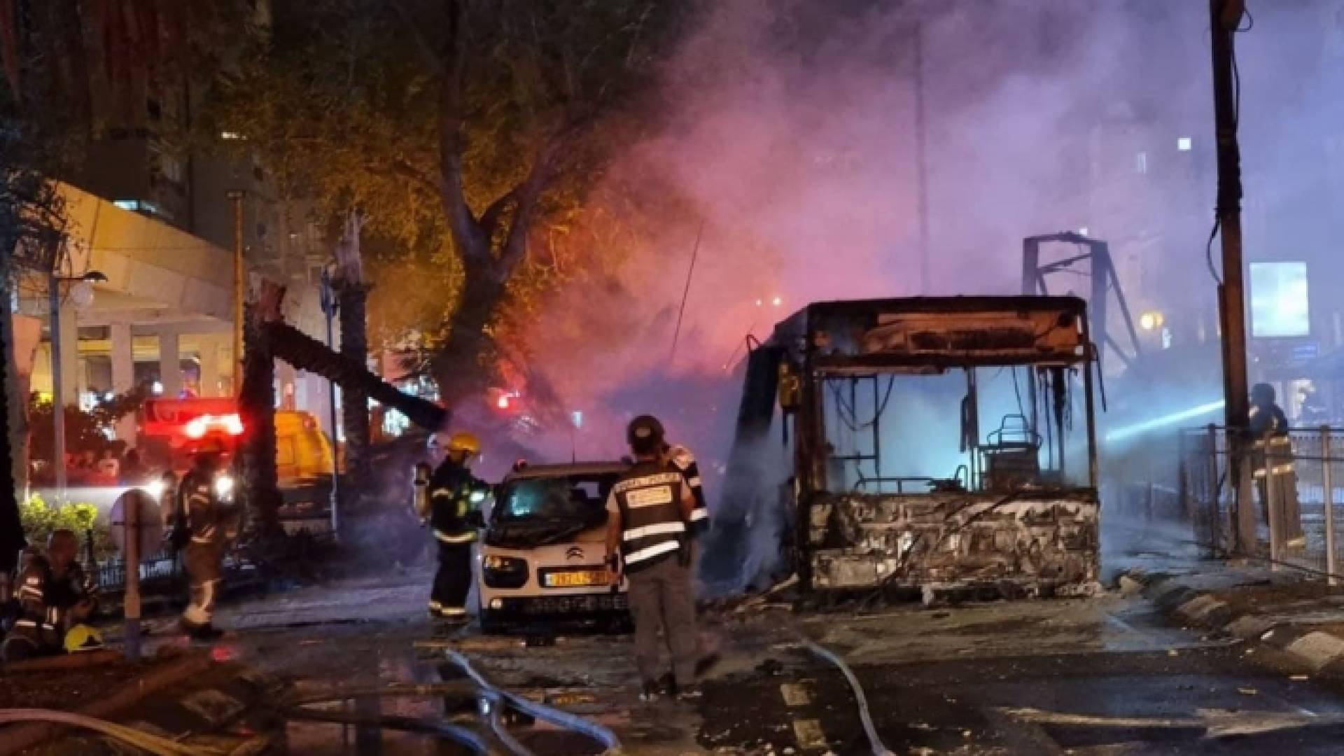 لحظة سقوط صواريخ المقاومة الفلسطينية على تل أبيب