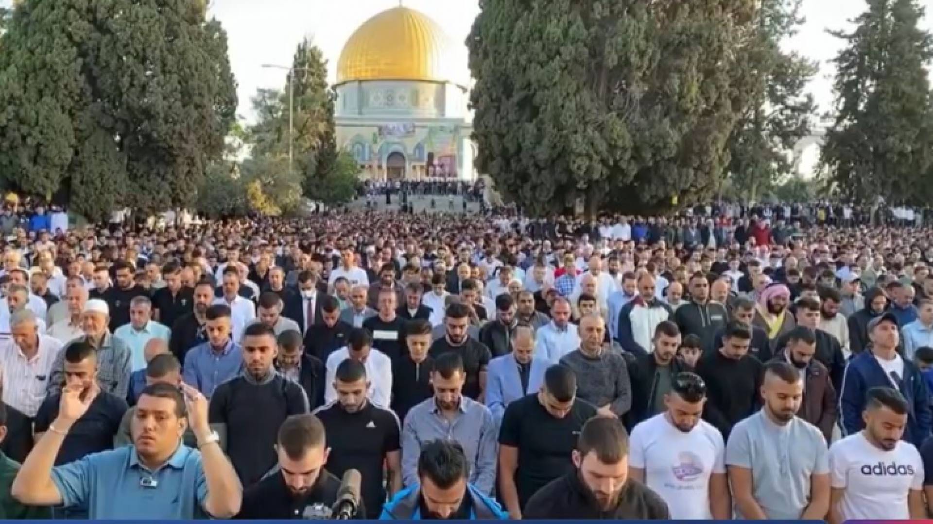 عشرات الآلاف يؤدون صلاة عيد الفطر في المسجد الأقصى