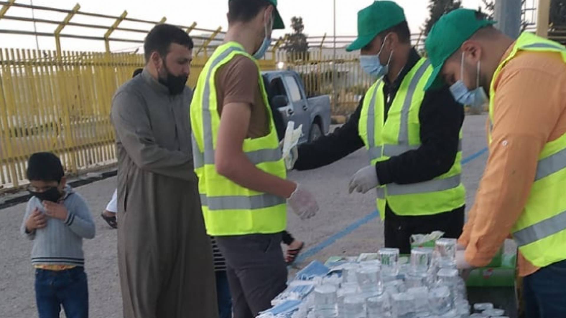 بلدية المفرق توزع الحلوى والمياه على مداخل مصليات العيد