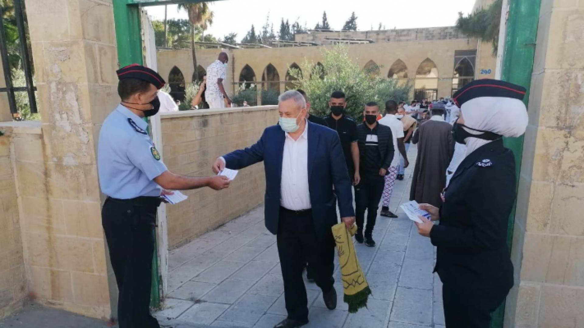 الأمن يواصل توفير الأمن ويشارك في صلاة العيد ويهنئ المواطنين