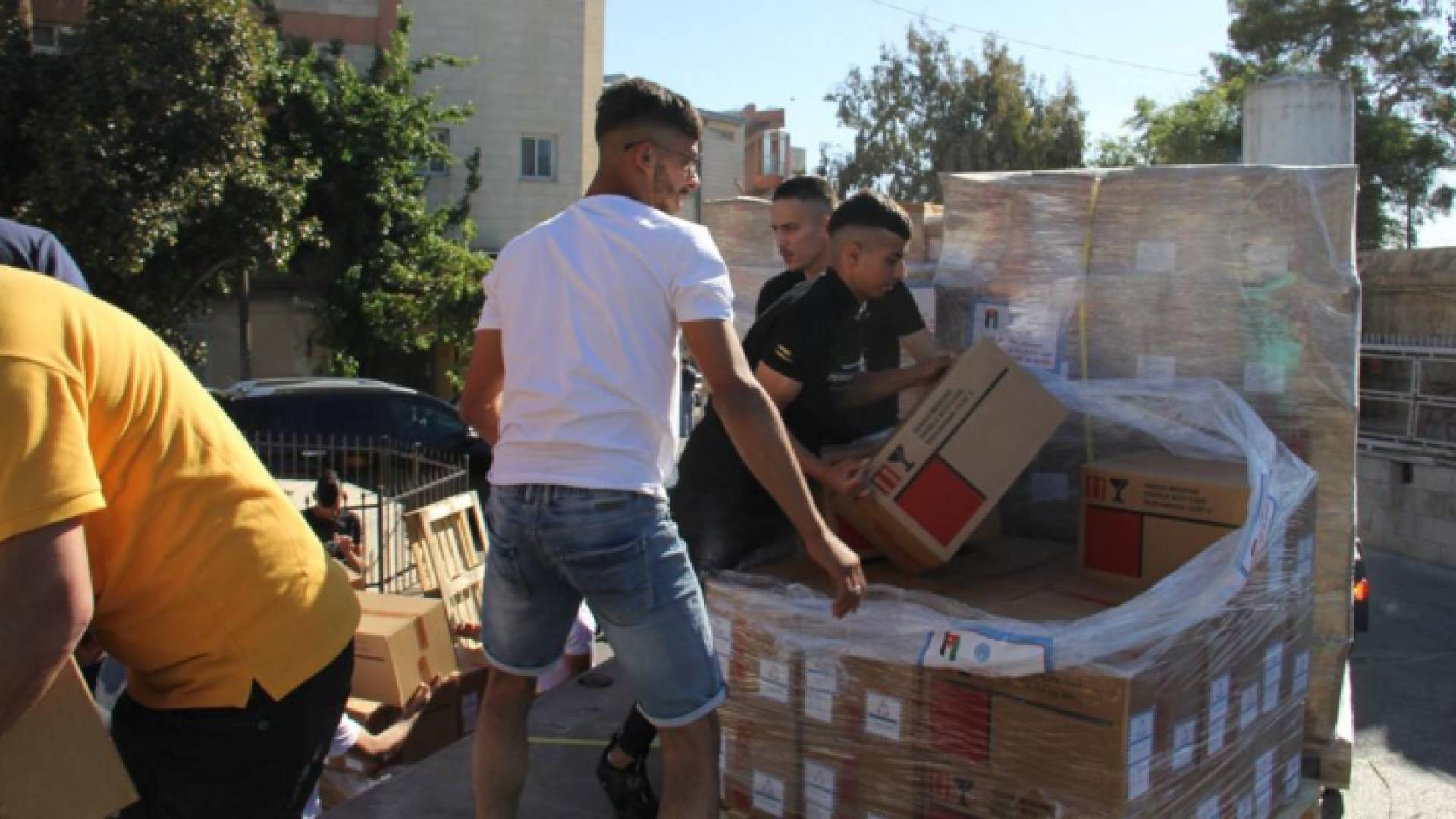 القوات المسلحة بالتعاون مع الهيئة الخيرية الهاشمية ترسلان شاحنة مساعدات طبية لمستشفى المقاصد في القدس