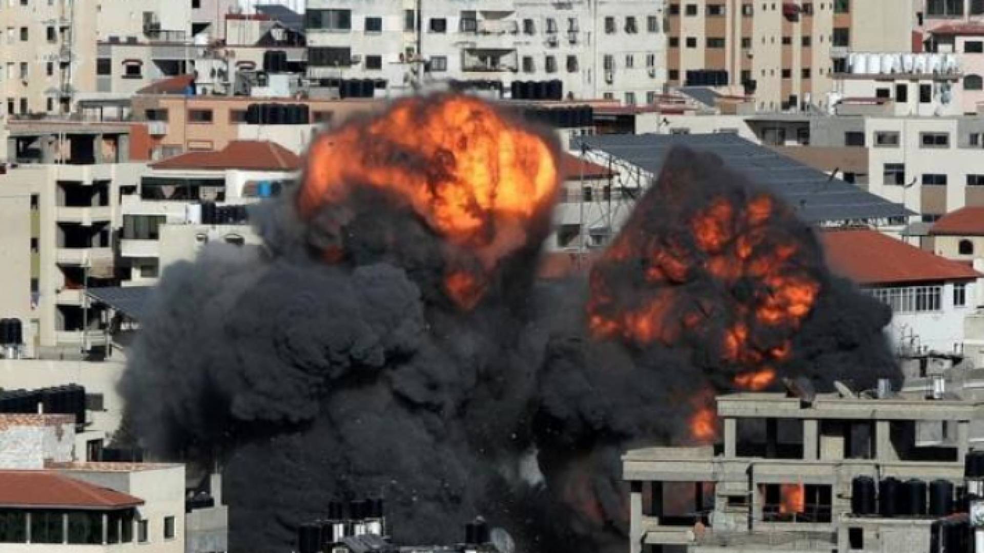 لحظة قصف المبنى