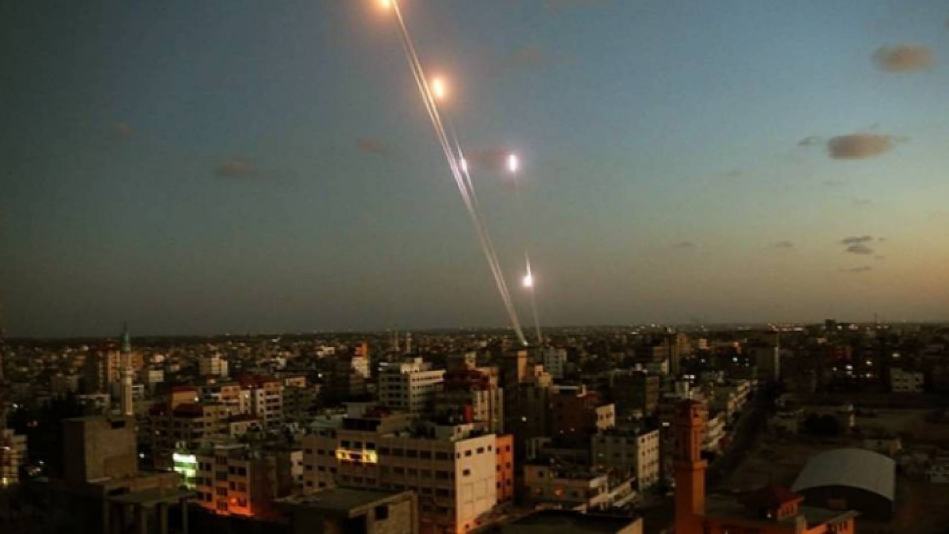 المقاومة الفلسطينية تقصف مدينة عسقلان المحتلة