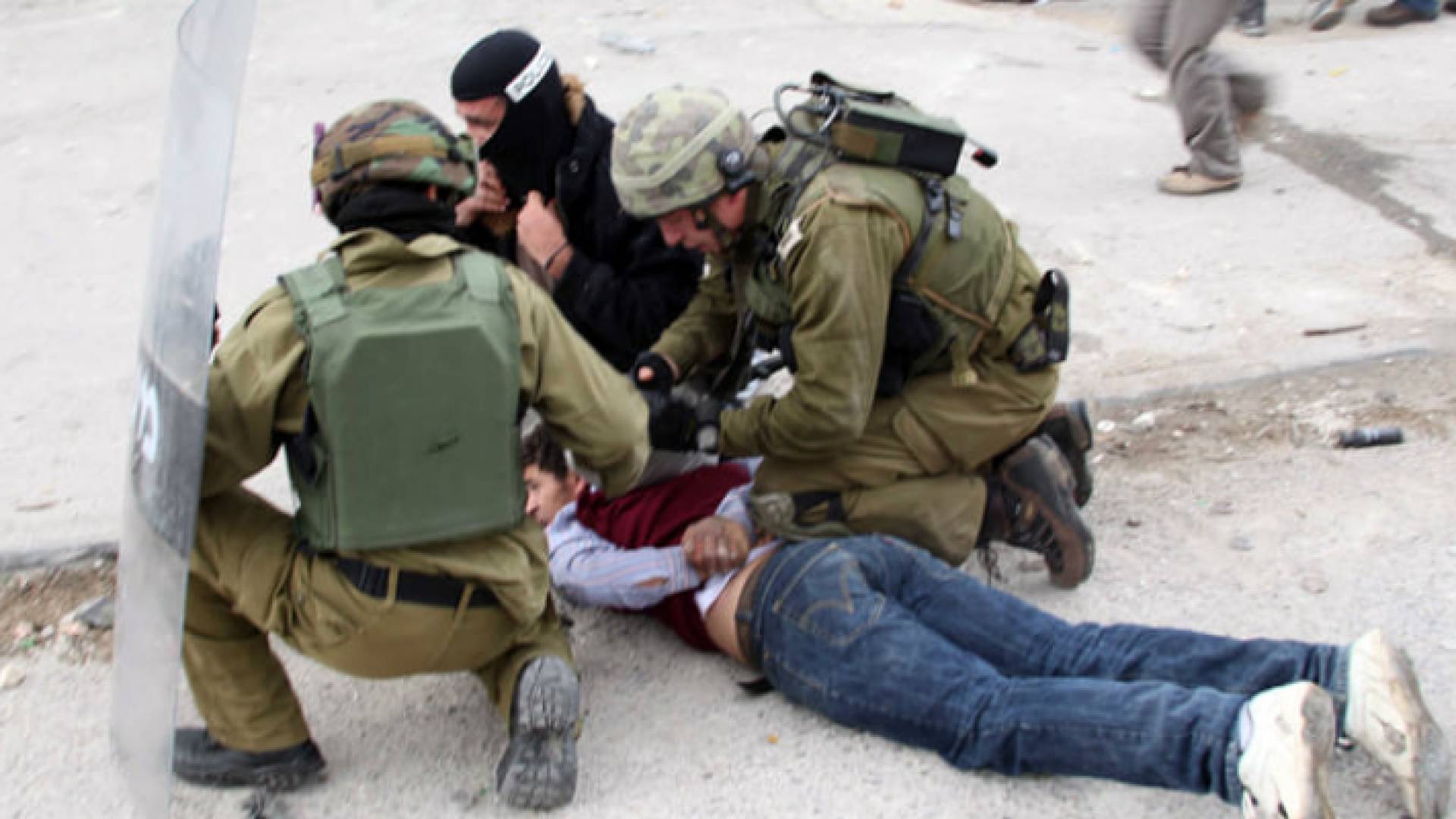 صورة أرشيفية لاعتقال قوات الاحتلال الإسرائيلي شابا فلسطينيا