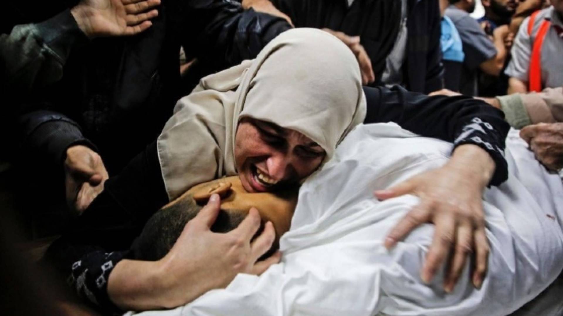 أم فلسطينية تودع ابنها الشهيد في قطاع غزة