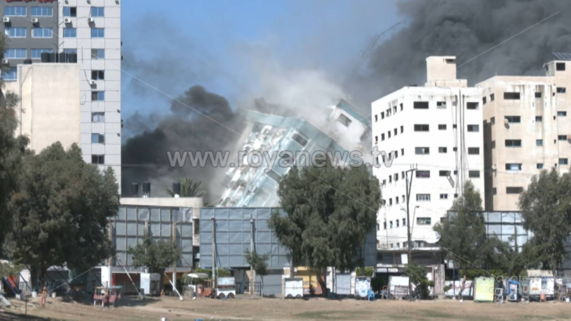 لحظة انهيار برج الجلاء في قطاع غزة نتيجة قصفه