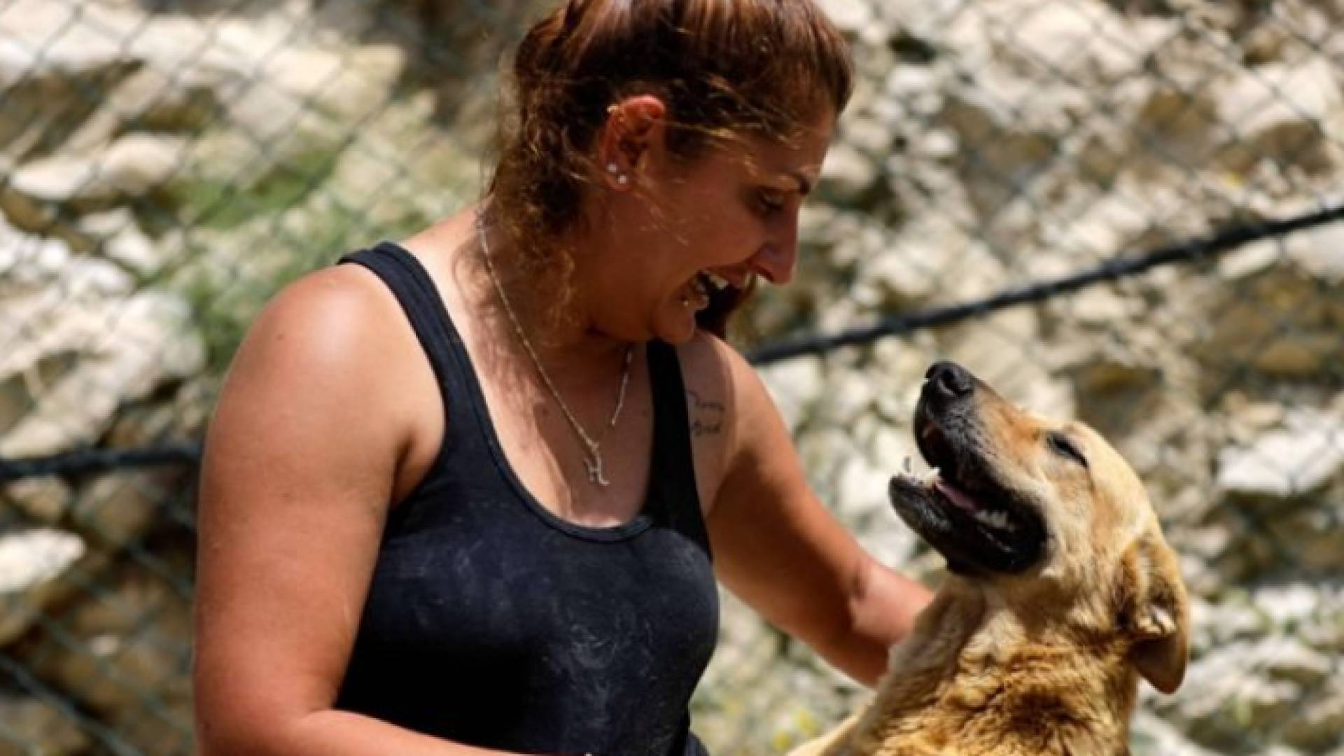 لبنانية مع حيوانها الأليف