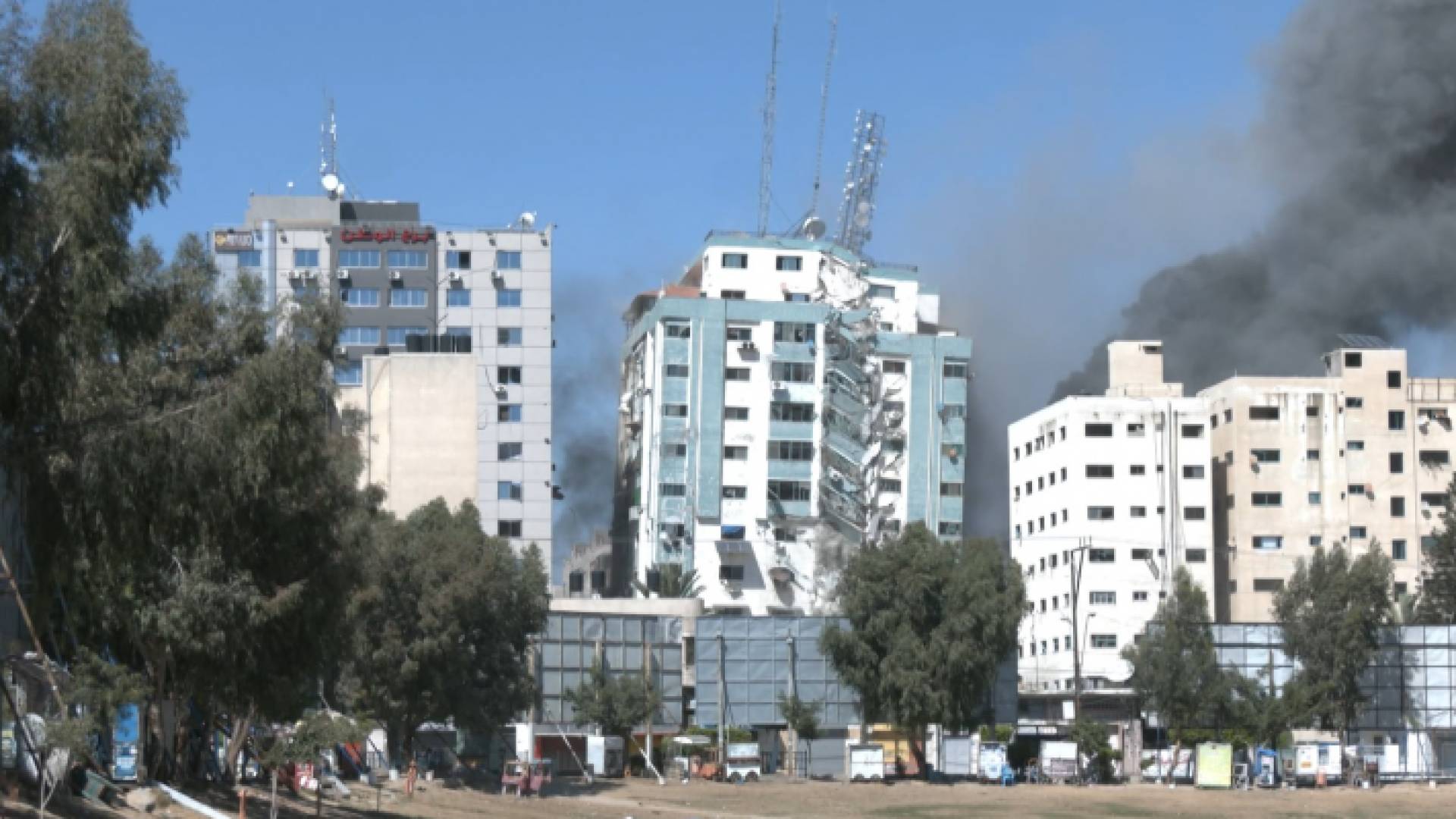 لحظة انهيار برج الجلاء في قطاع غزة نتيجة قصفه