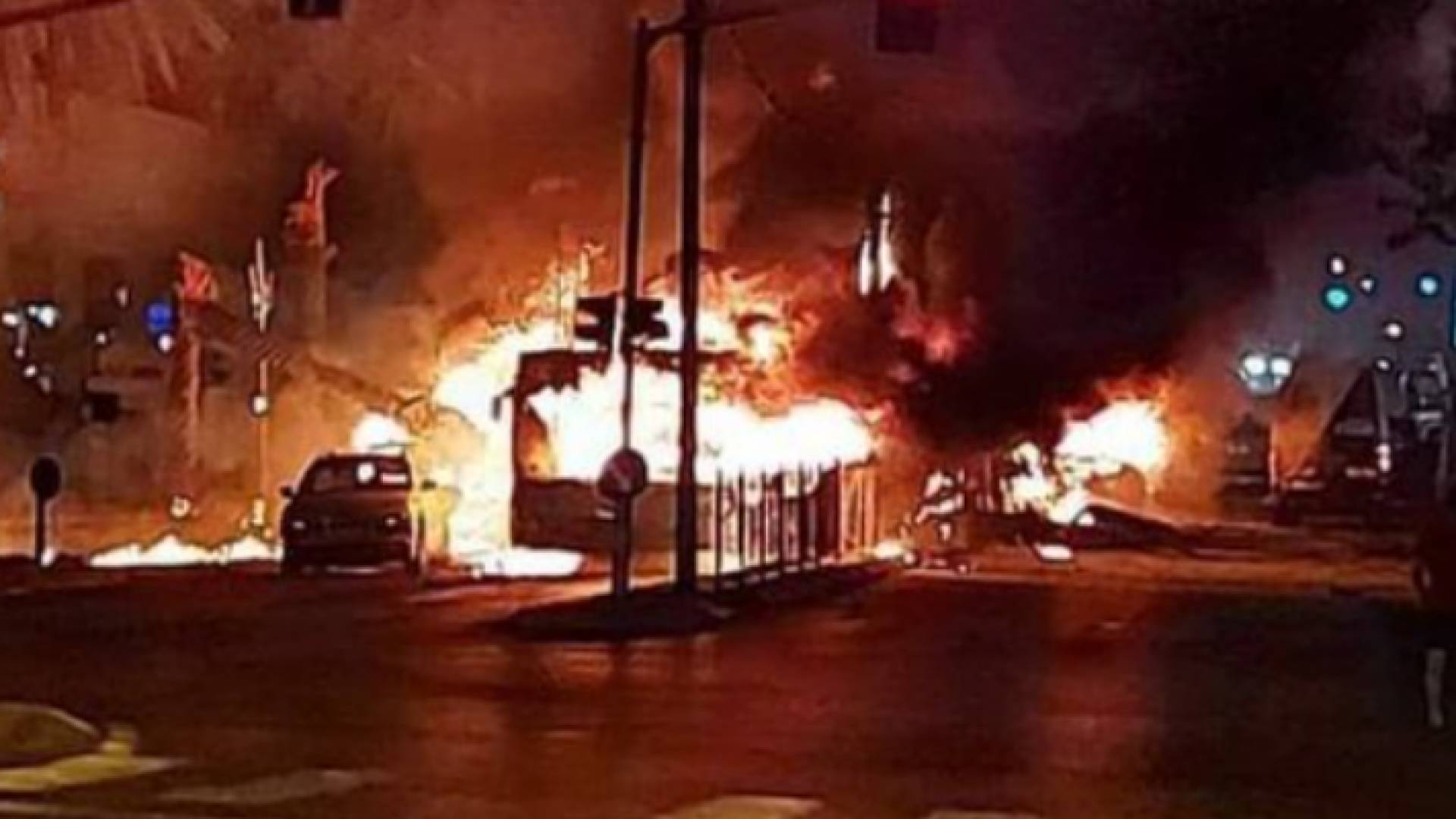 حافلة تحترق بعد اصابتها بصاروخ للمقاومة في تل أبيب