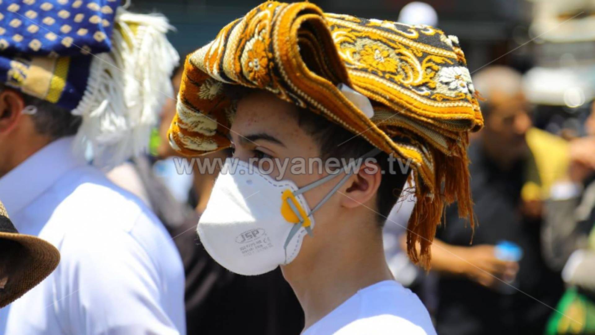 فتى يغطي رأسه بسجادة صلاة أثناء ذهابه لأداء صلاة الجمعة في العاصمة عمان - أرشيفية