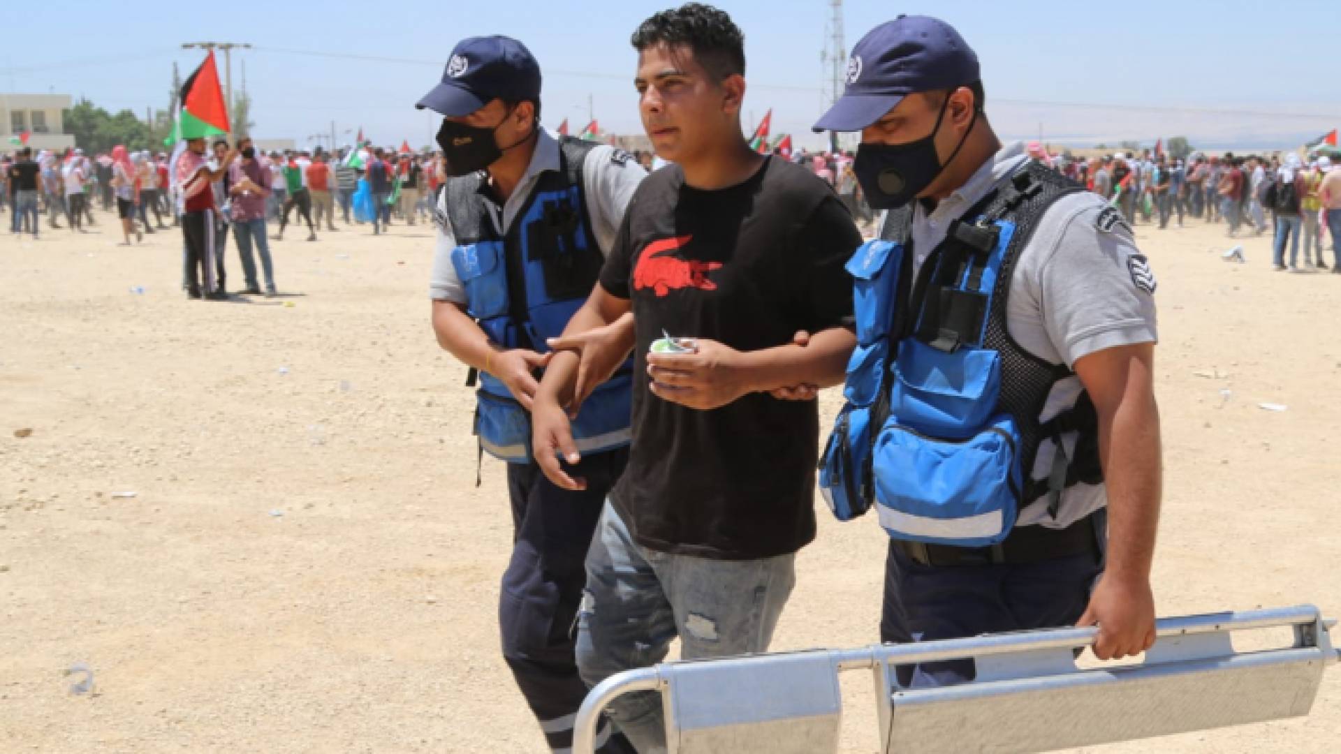 كوادر الدفاع المدني تسعف أحد المتظاهرين