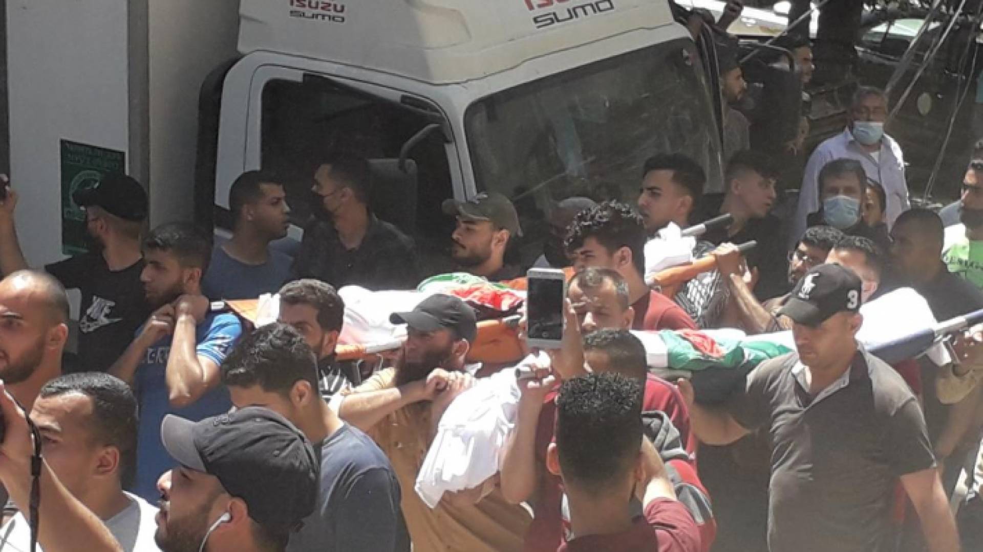 جانب من تشييع أطفال مجزرة مخيم الشاطئ