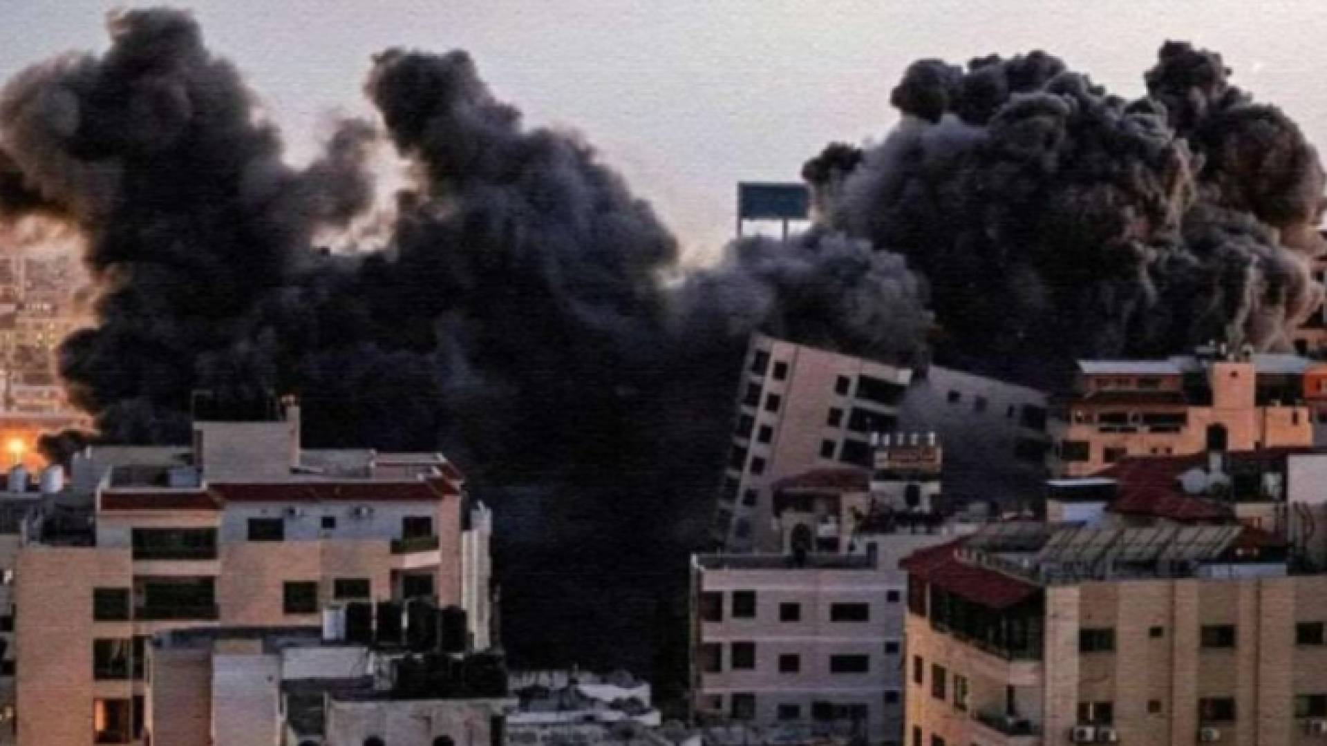 انهيار احد المباني في قطاع غزة إثر غارة إسرائيلية