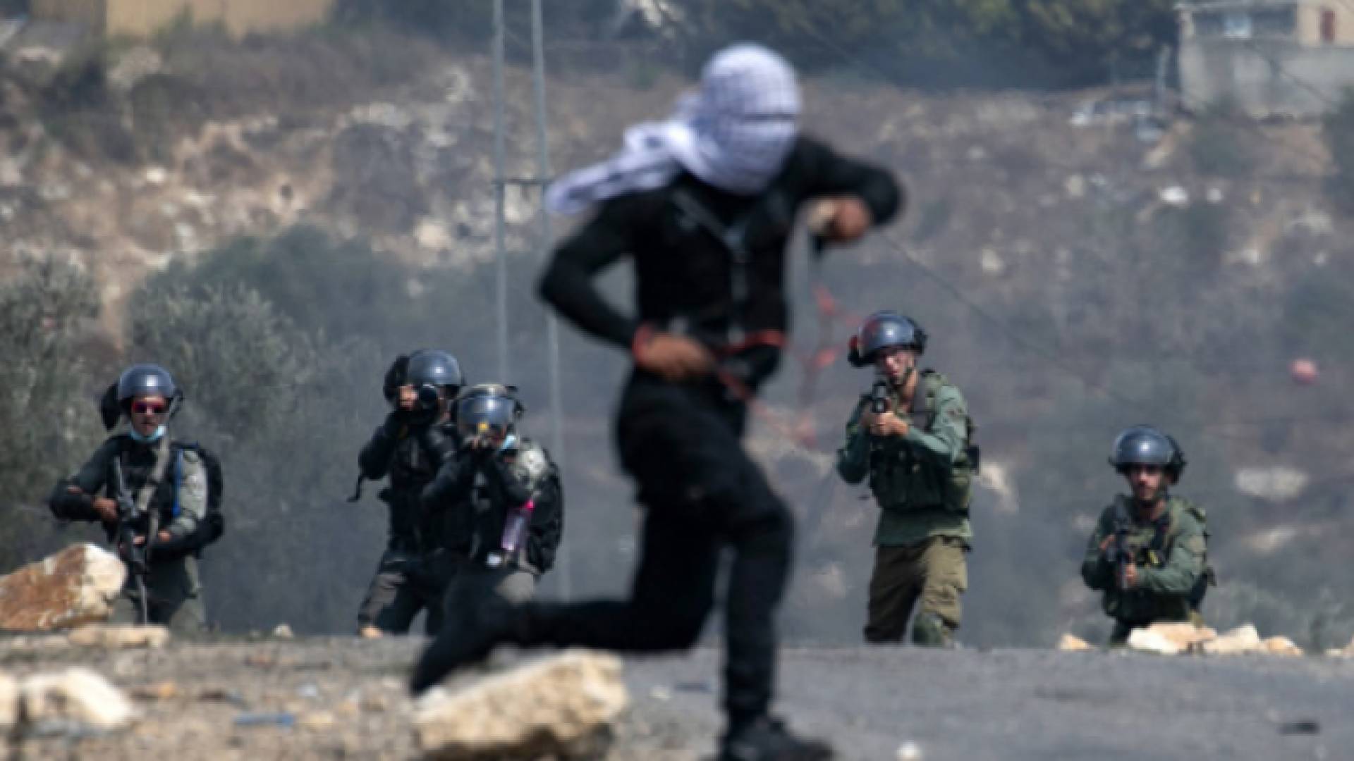 إصابة فلسطينيان باعتداء للمستوطنين وجيش الاحتلال الإسرائيلي في بيت حنينا وشعفاط