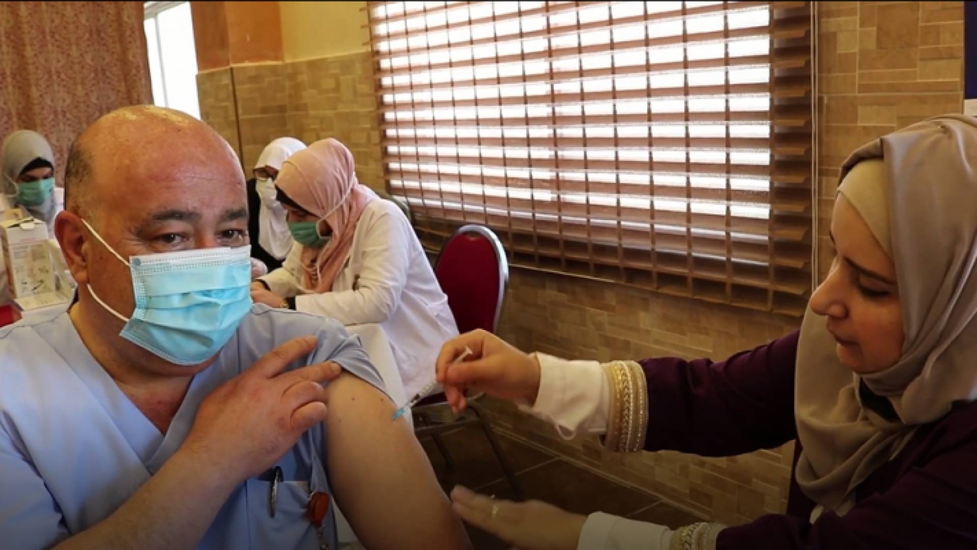 مواطن في محافظة الزرقاء يتلقى لقاح كورنا