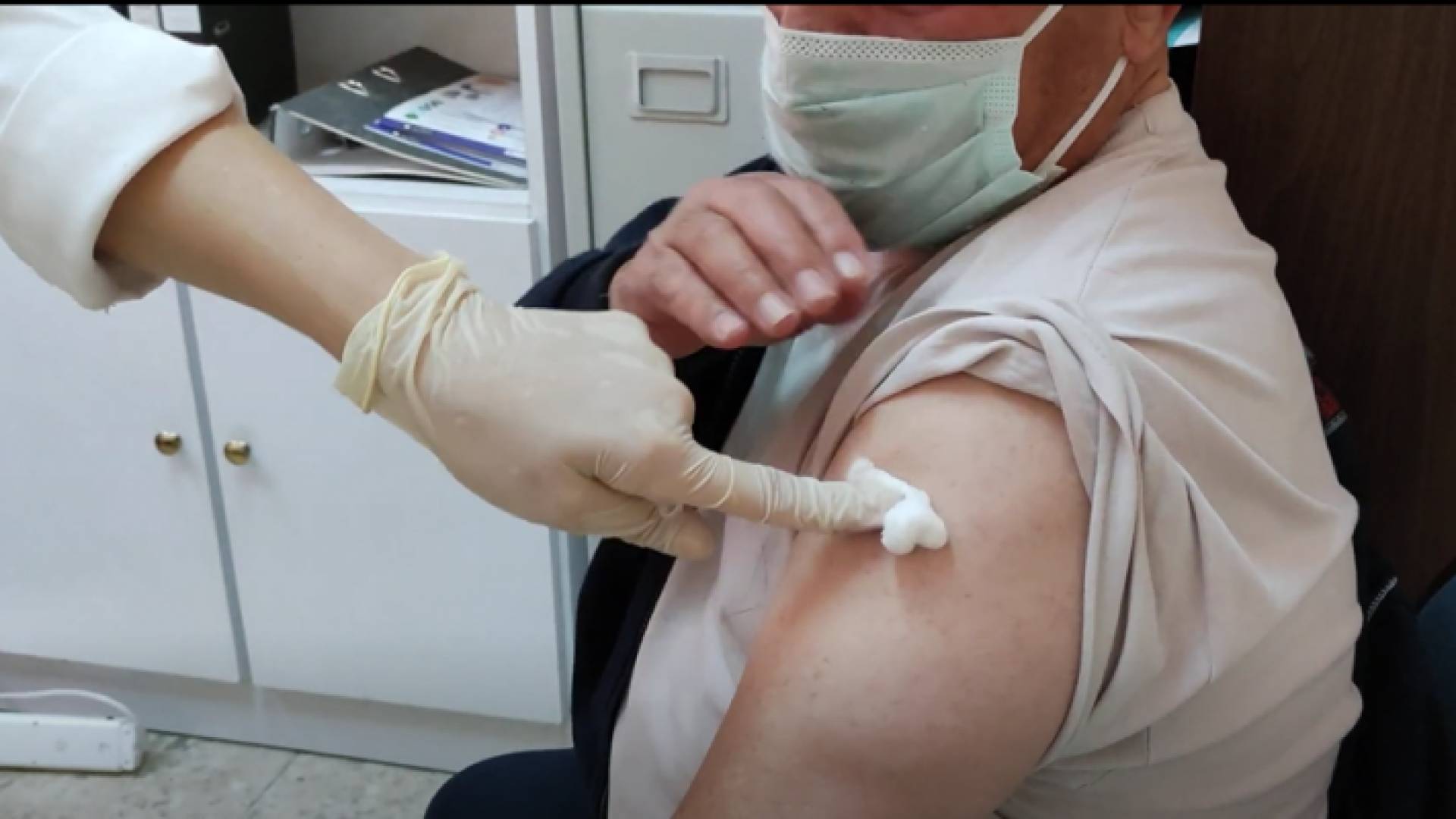 مواطن في عجلون يتلقى لقاح كورونا