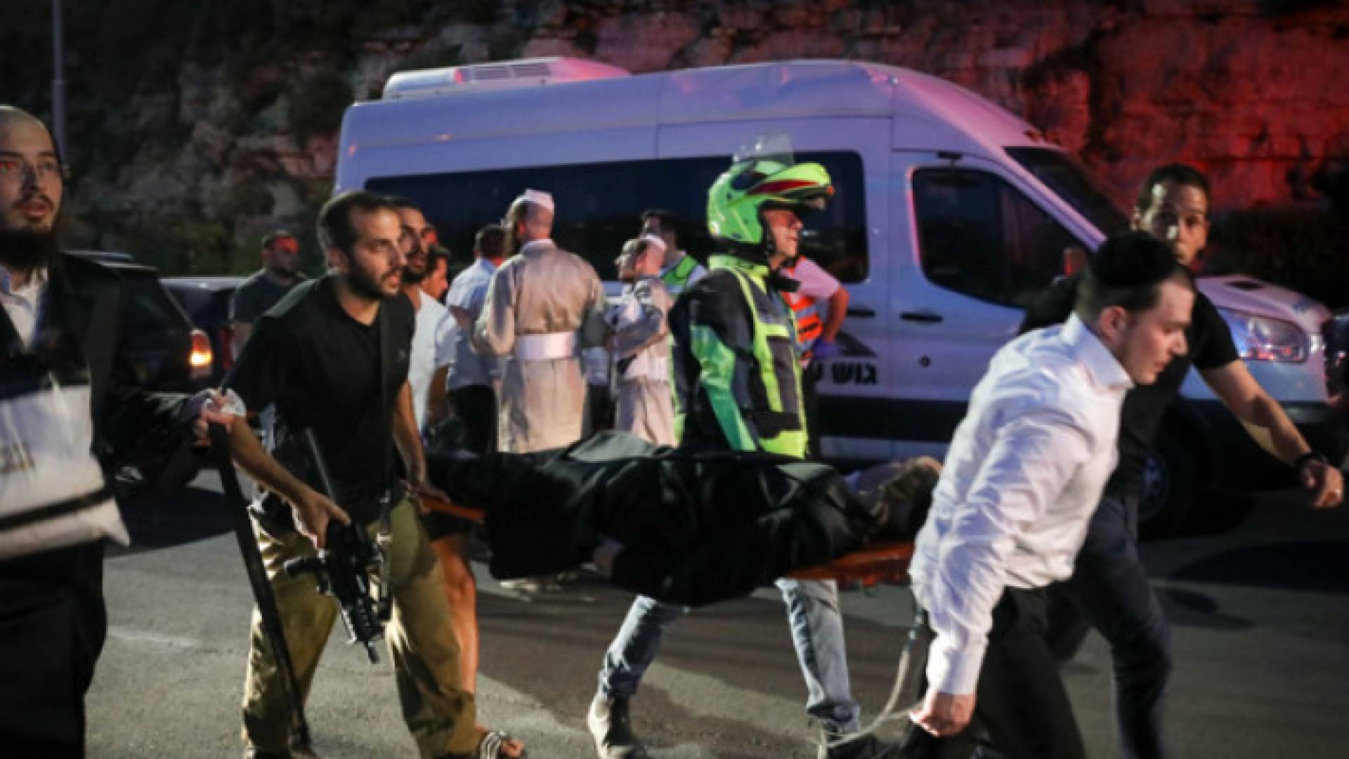القناة 12 العبرية: قتل مستوطنيين وإصابة أكثر من 50 جريح بينهم 5 بحالة خطرة بانهيار مدرج بكنيس يهودي في الضفة الغربية