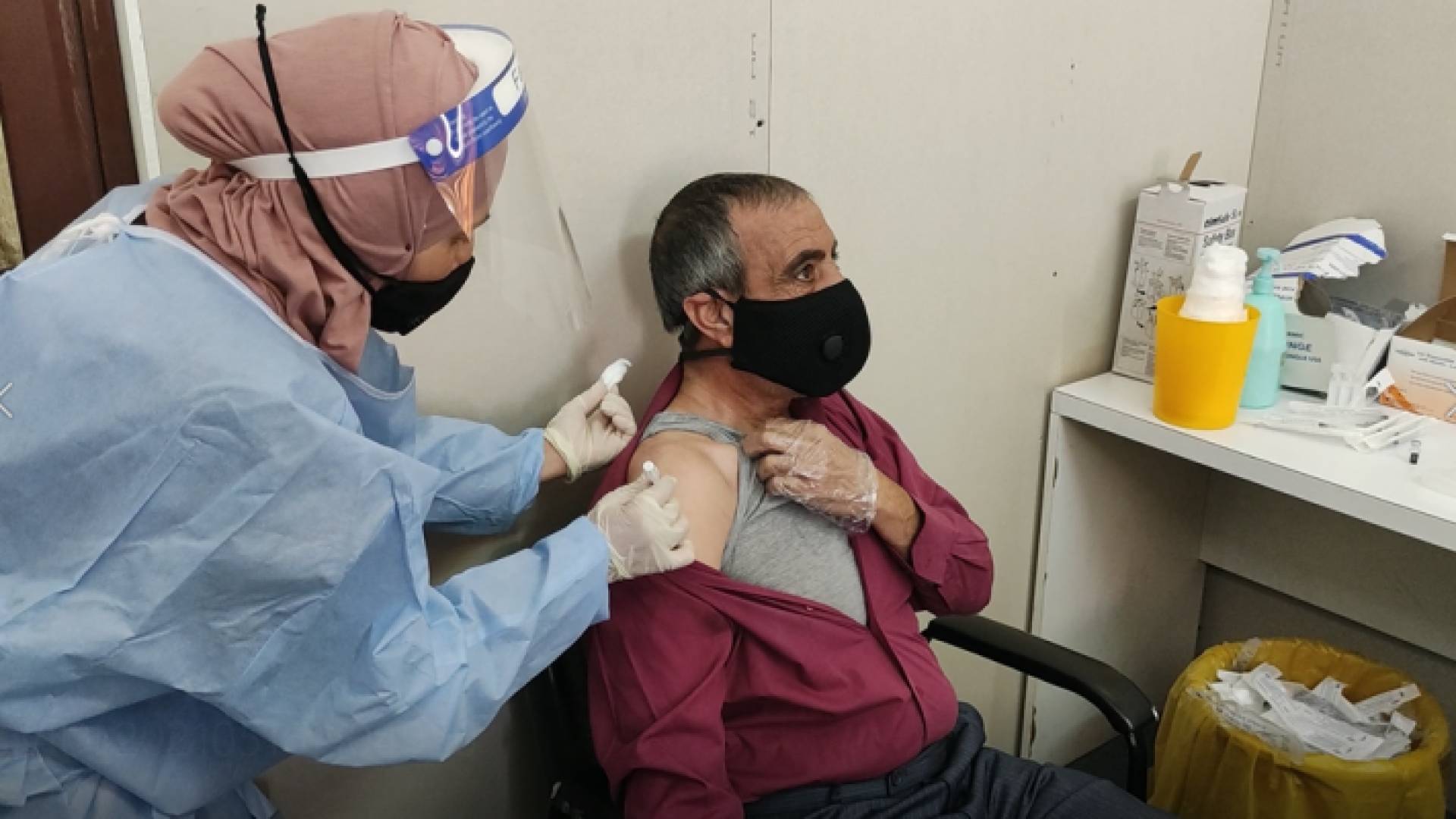 مواطن في محافظة مأدبا يتلقى لقاح كورونا