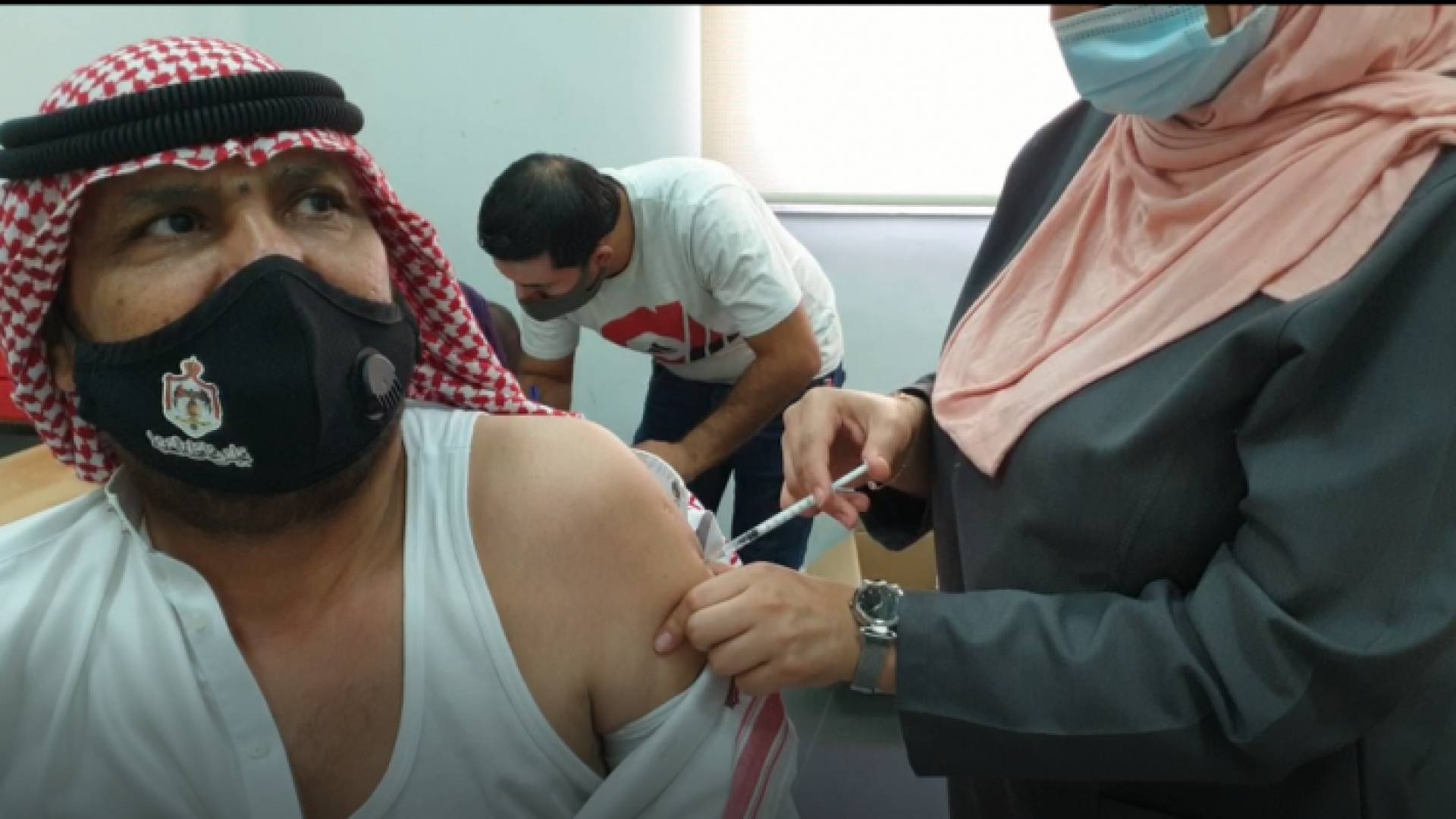 مواطن في العقبة يتلقى مطعوم كورونا