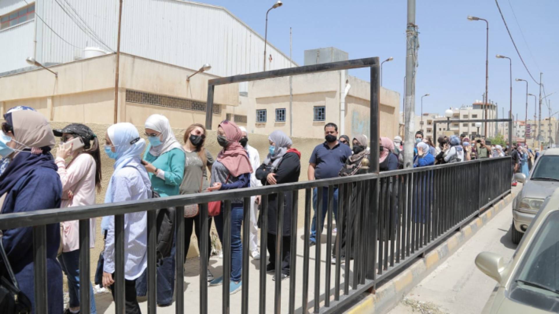 صورة أرشيفية لمعلمين ينتظرون دورهم لأخذ لقاح كورونا