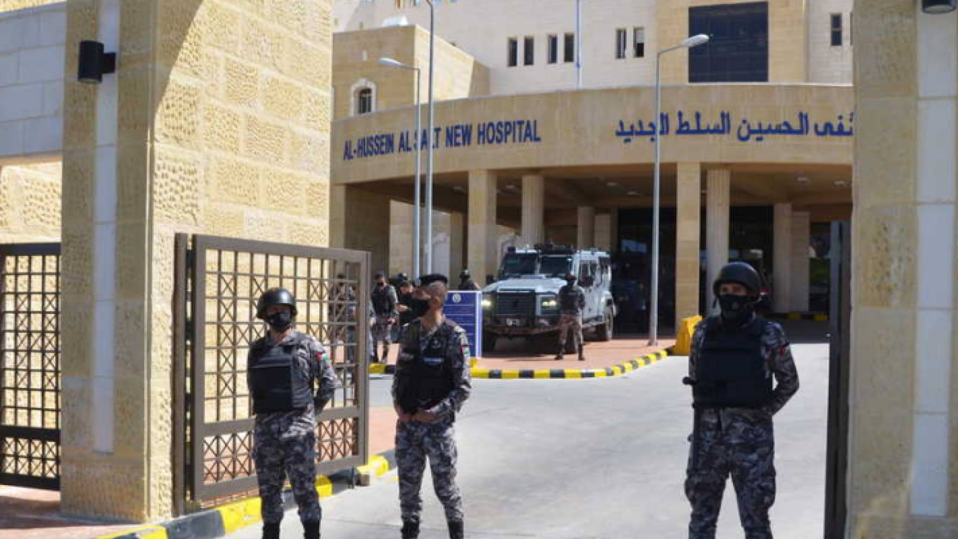 عناصر في قوات الدرك أمام مبنى المستشفى يوم وقوع الحادثة - أرشيف