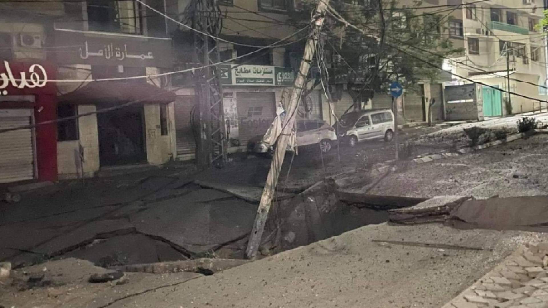 من موقع سقوط أحد صواريخ الاحتلال الاسرائيلي على قطاع غزة