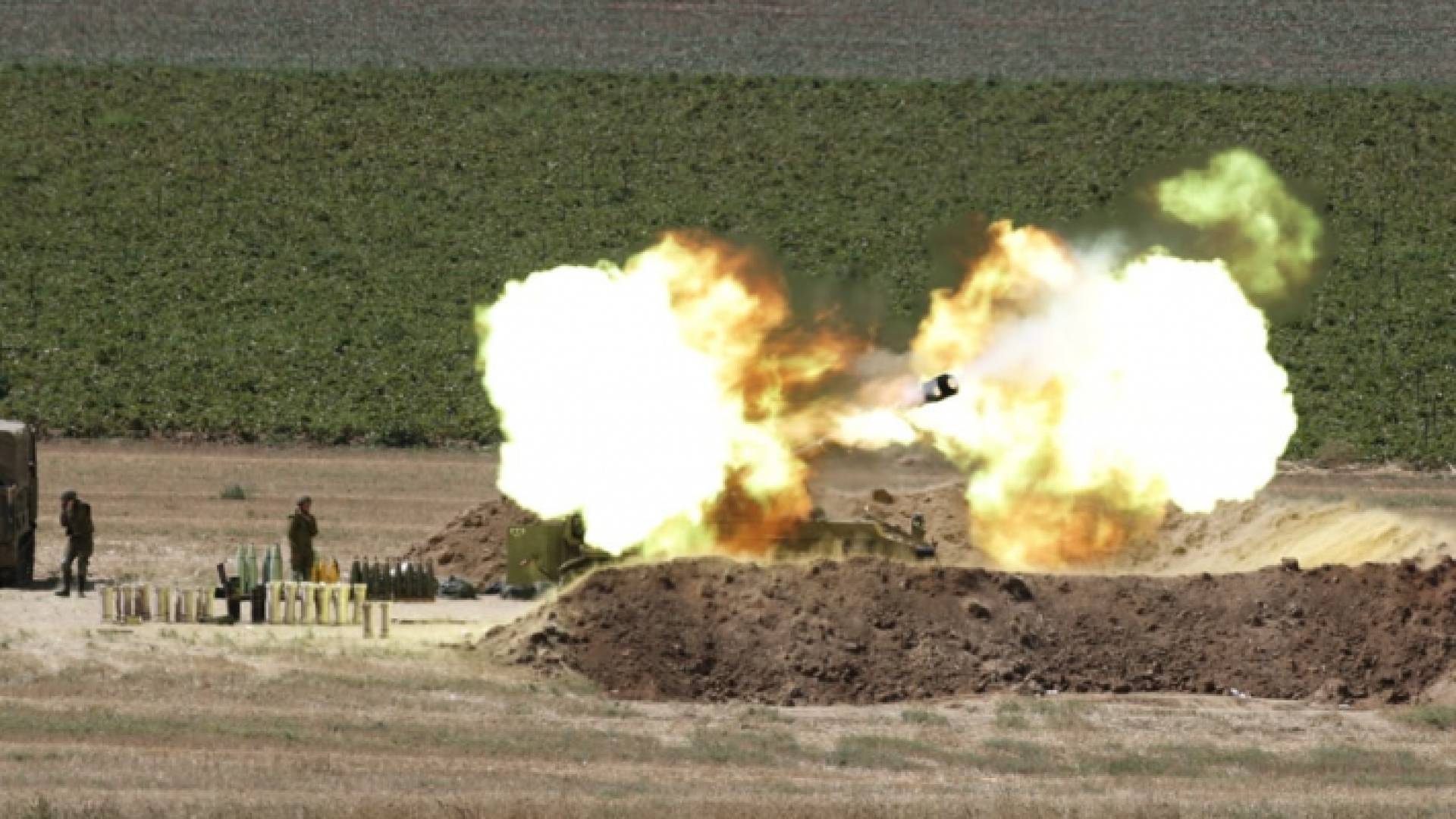 لحظة إطلاق مدفعية الاحتلال الإسرائيلي قذيفة تجاه قطاع غزة