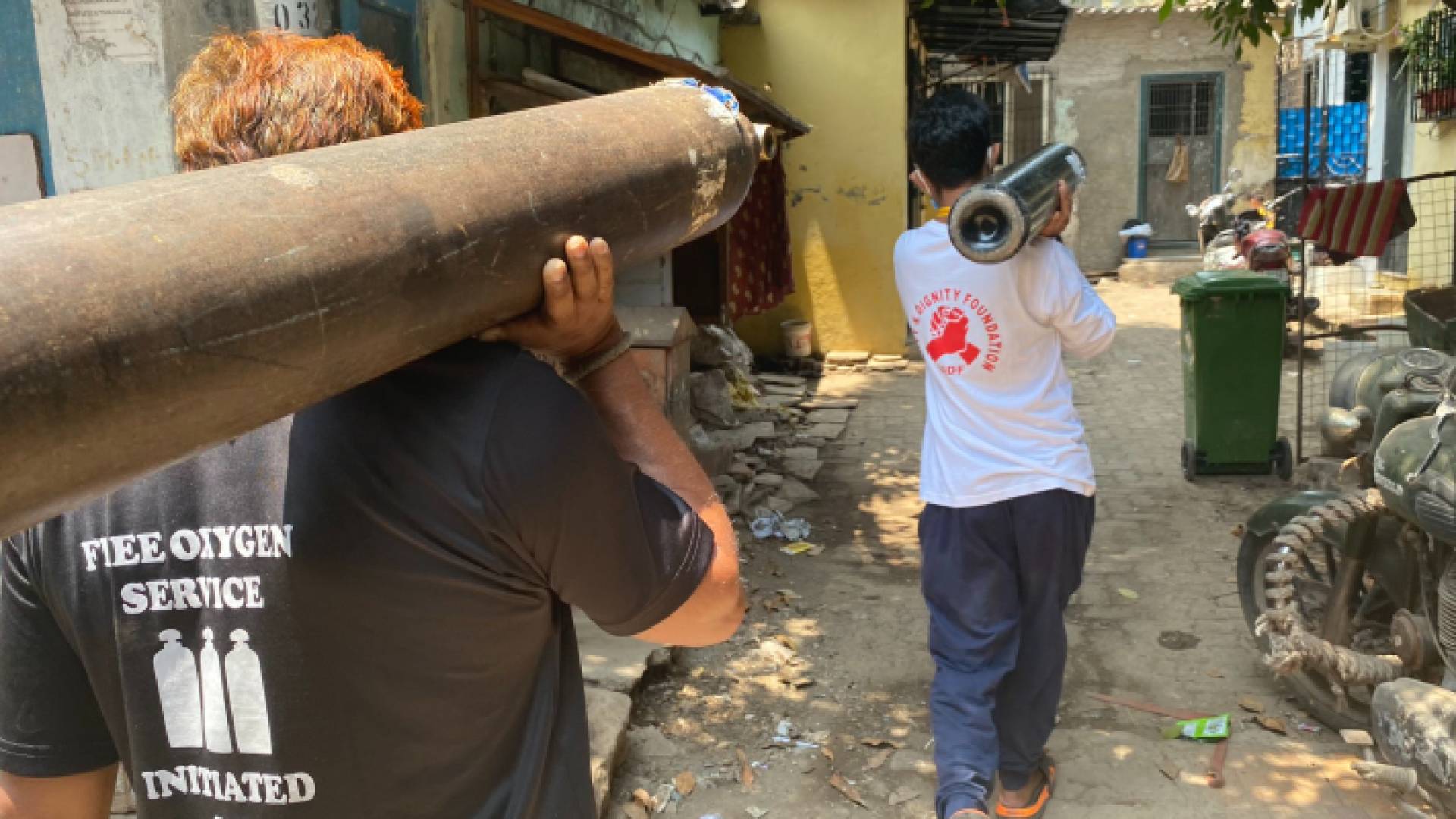 الشاب شهناواز شيخ خلال توصيله أنابيب الأوكسجين لأحد مرضى كورونا