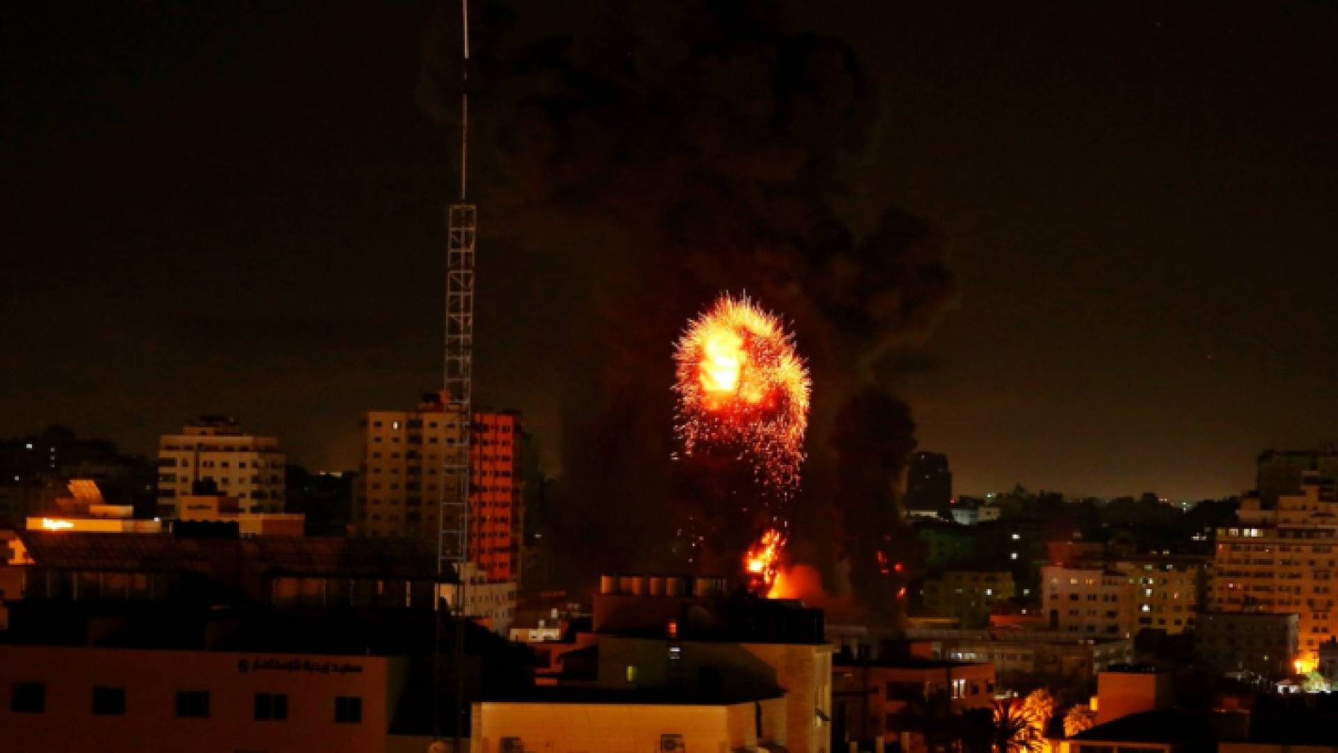 الصورة من قصف الاحتلال الاسرائيلي على غزة فجر الاثنين