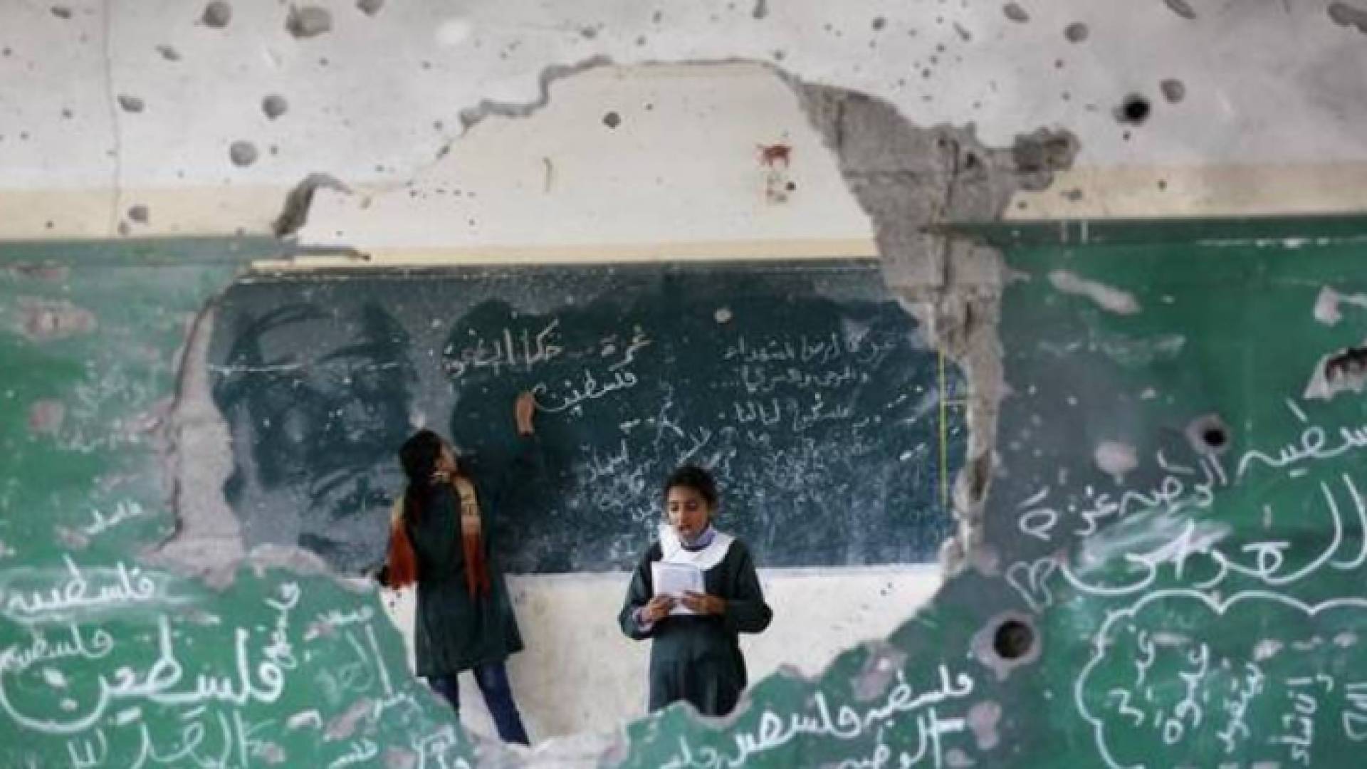 طلبة فلسطينيون يواصلون تعليمهم رغم استهداف مدرستهم بغارة إسرائيلية - ارشيفية