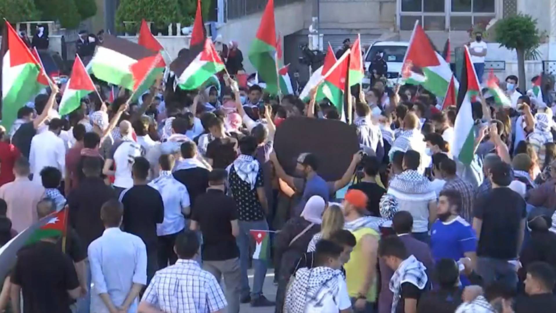 محتجون قرب سفارة الاحتلال الإسرائيلي في العاصمة عمان