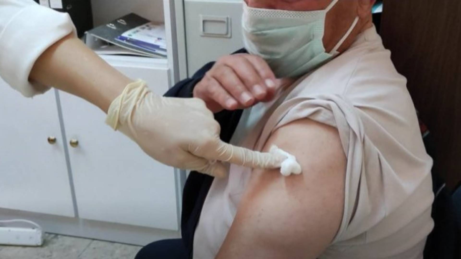 معلم يتلقى لقاح كورونا