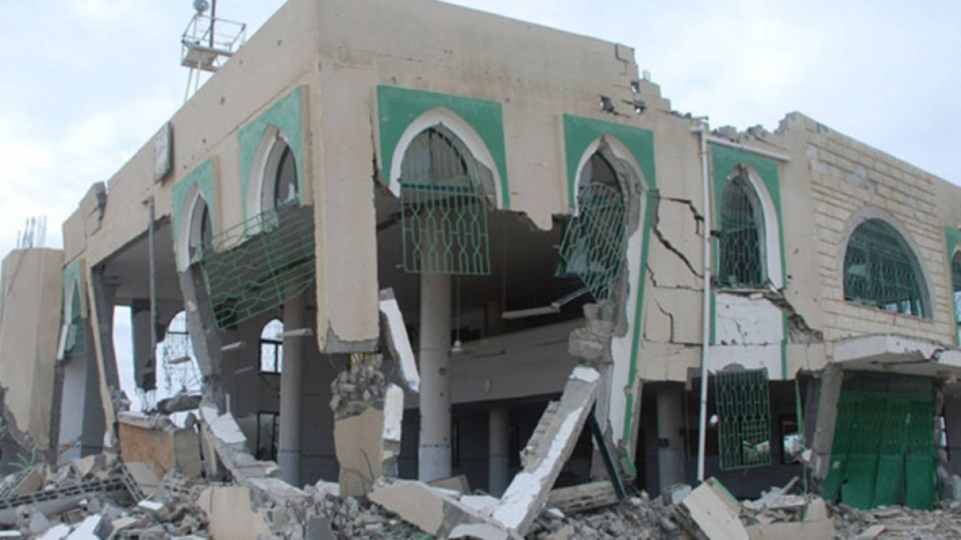 غارات الاحتلال الإسرائيلي تدمّر 3 مساجد كليا في قطاع غزة