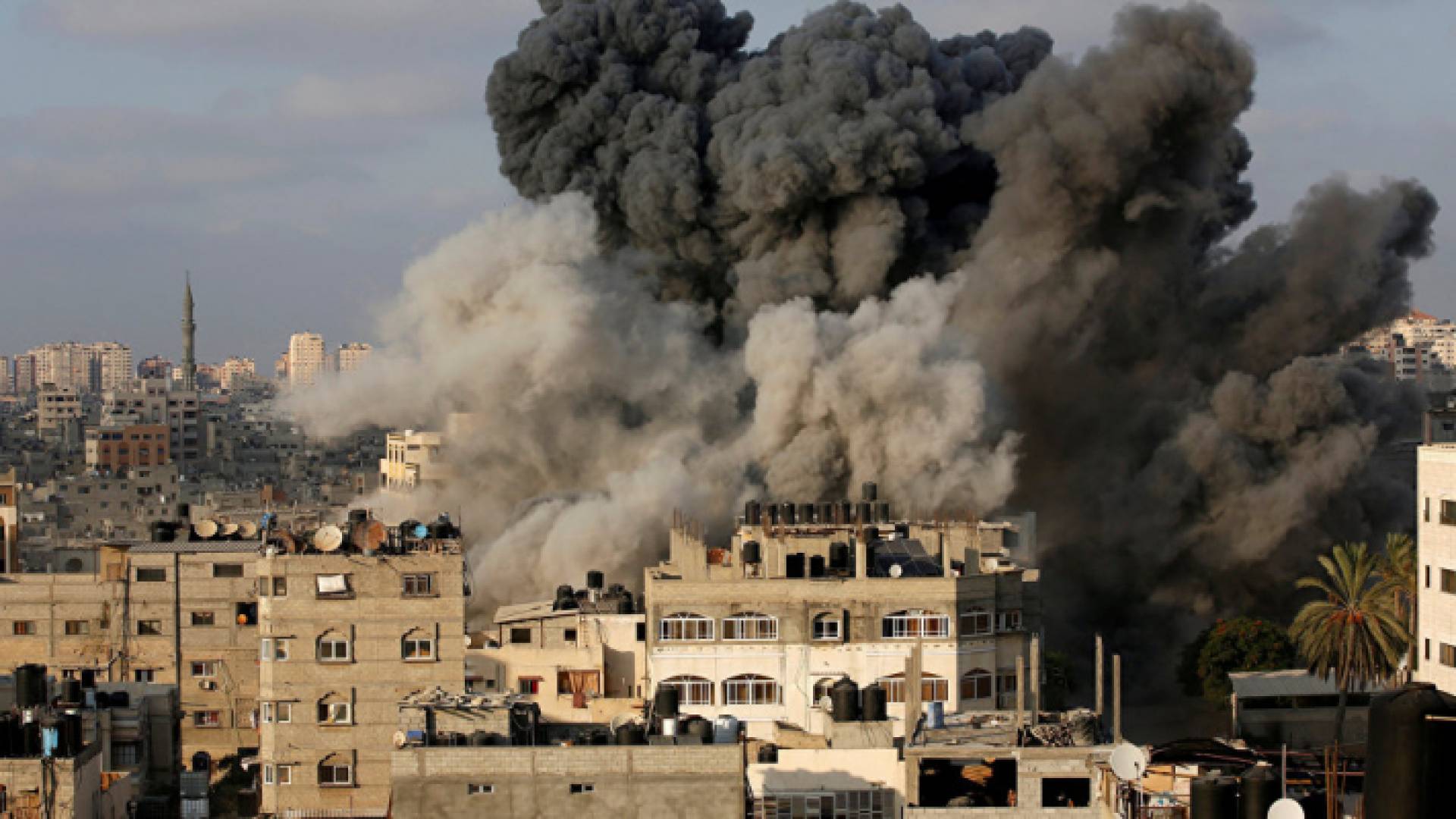 غارة إسرائيلية على أحد المباني في قطاع غزة - أرشيفية