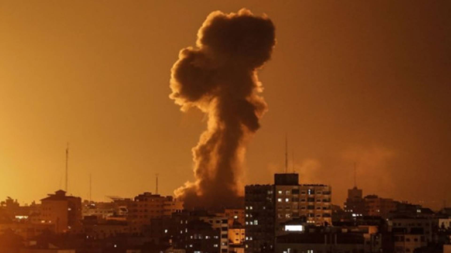 الاحتلال الإسرائيلي يقصف عدة أهداف شمال وجنوب قطاع غزة