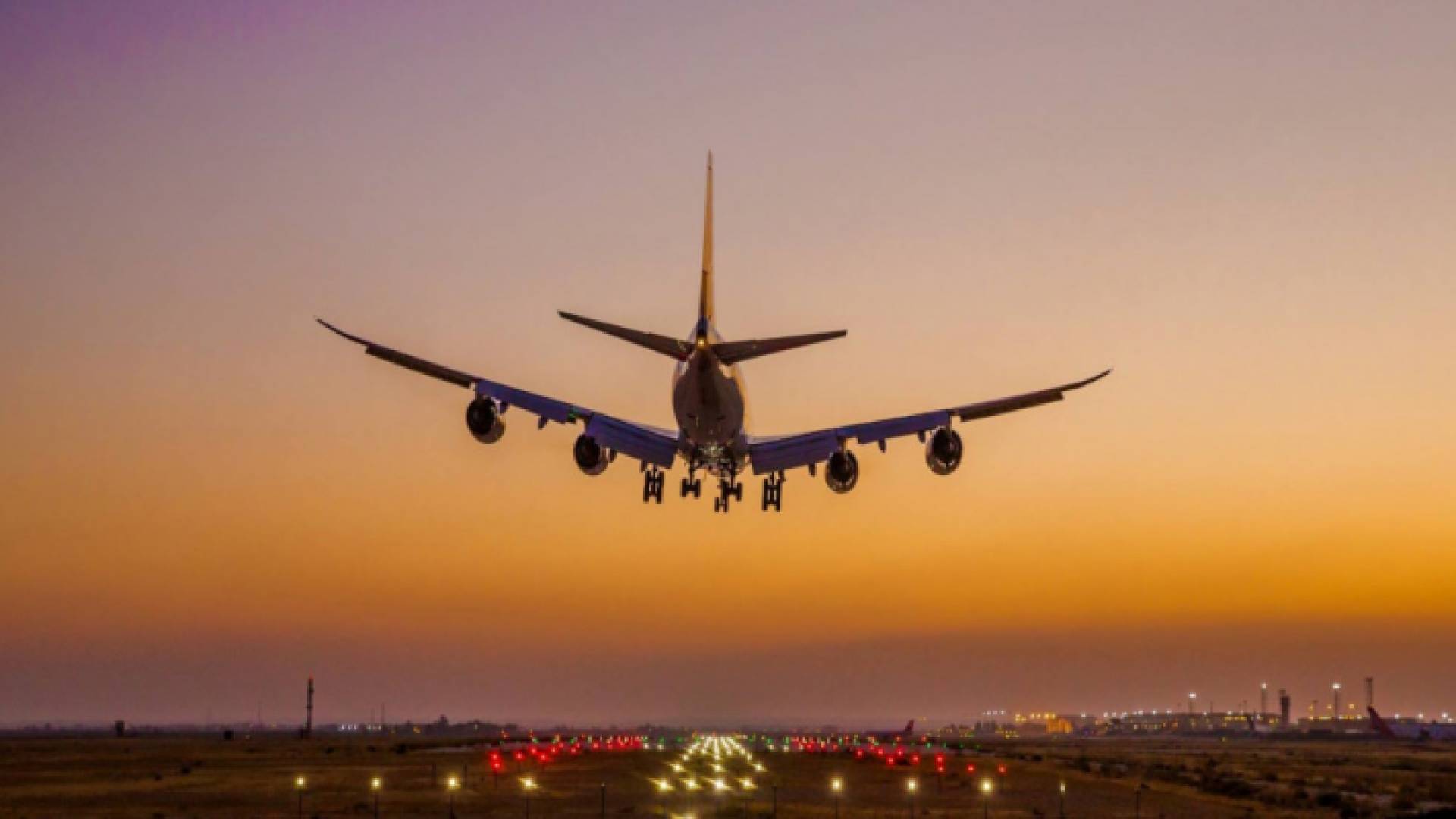 طائرة تهبط في مطار الملكة علياء الدولي