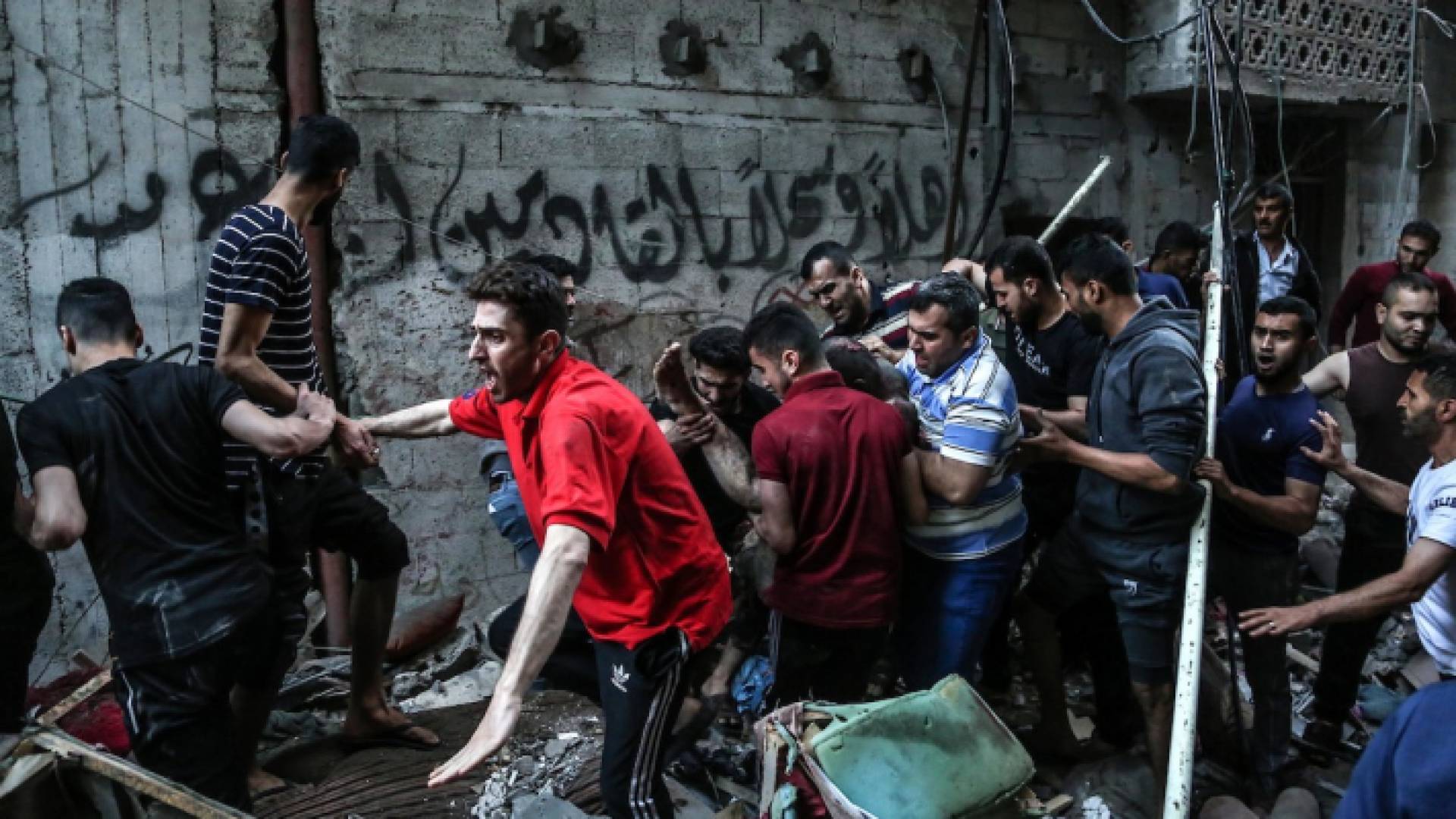 جانب عمليات انتشال ضحايا القصف