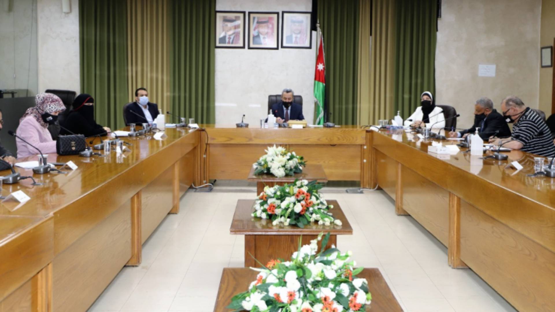 خلال لقاء وزير التربية في مركز الوزارة مديري التربية والتعليم لإقليم الوسط