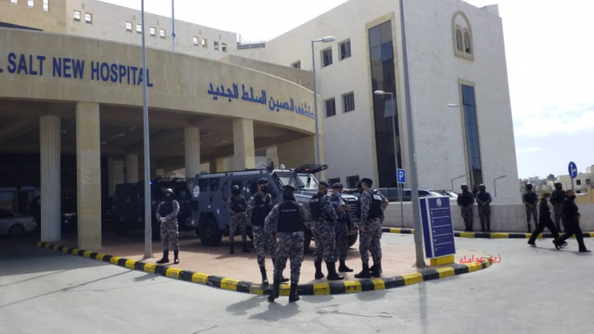 عناصر من الدرك يقفون أمام مستشفى السلط يوم الحادثة - أرشيفية